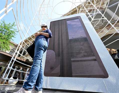 MILAN (Italy), 20/04/2026.- A visitor wears VR glases at on of an installations at the Statale University as part of the Fuori Salone Design Week exhibition in Milan, Italy, 20 April 2026. The Salone Internazionale del Mobile and Fuori Salone will run from 21 to 26 April 2026. (Italia) EFE/EPA/DANIEL DAL ZENNARO