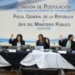 AME5318. CIUDAD DE GUATEMALA (GUATEMALA), 20/04/2026.- Los integrantes de la Comisión de Nominaciones Patricia Gamez (i), Claudia Paredes (c) y Luis Aragón reaccionan durante la revisión de los expedientes de los candidatos a fiscal general de la República y jefe del Ministerio Público este lunes, en el Palacio de Justicia de Ciudad de Guatemala (Guatemala). Una comisión de postulación definió a los seis candidatos finales para ocupar el puesto de fiscal general y jefe del Ministerio Público (Fiscalía) para el período 2026-2030, en reemplazo de Consuelo Porras Argueta, quien quedó fuera del listado y por tanto no podrá reelegirse. EFE/ Alex Cruz
