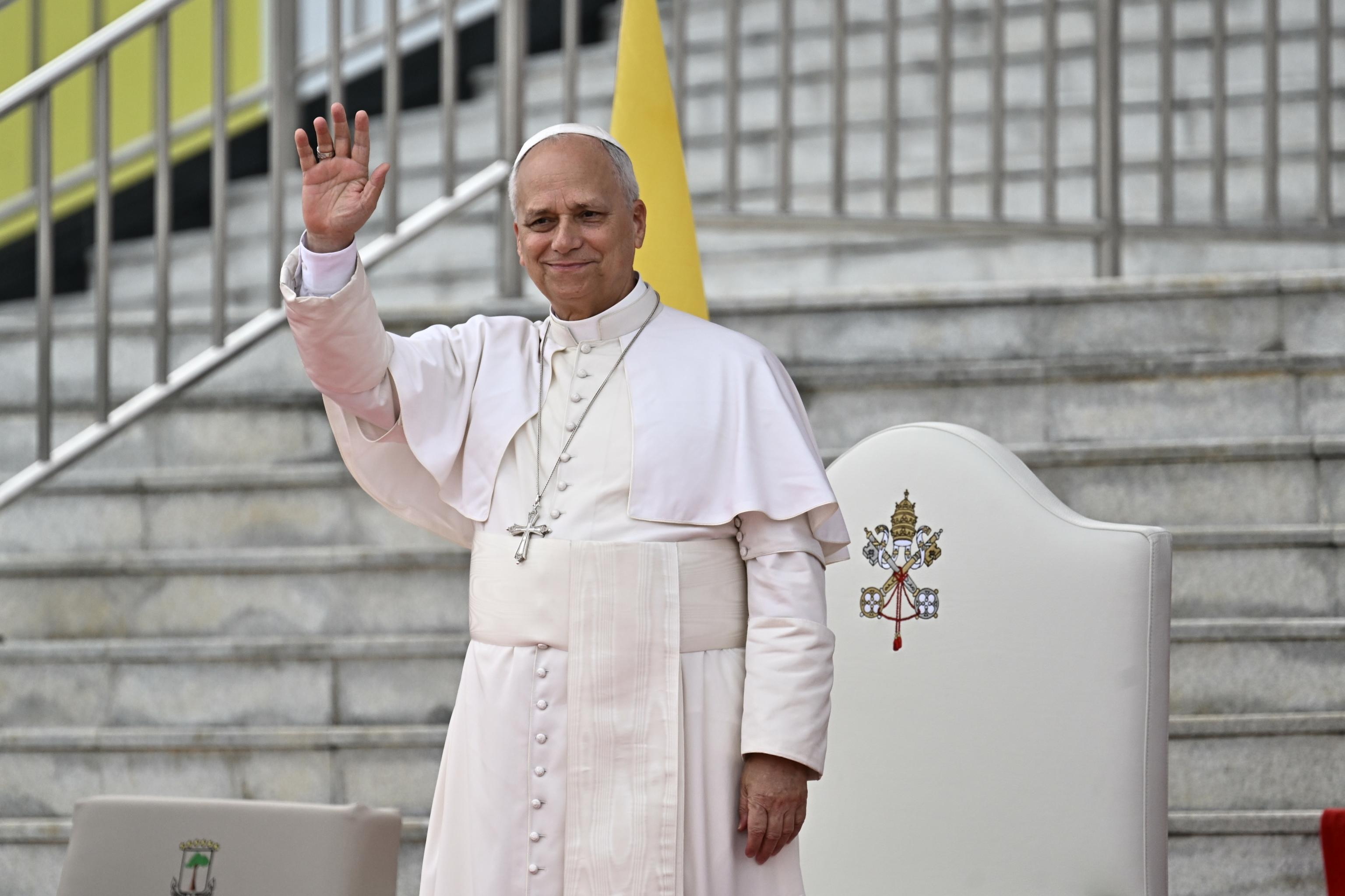 MALABO (Equatorial Guinea), 21/04/2026.- Pope Leo XIV waves during a meeting with the World of Culture at the National University's Leon XIV Campus, in Malabo, Equatorial Guinea, 21 April 2026. Pope Leo XIV is on an apostolic journey to Equatorial Guinea. (Papa, Guinea Ecuatorial, República Guinea) EFE/EPA/LUCA ZENNARO