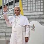 MALABO (Equatorial Guinea), 21/04/2026.- Pope Leo XIV waves during a meeting with the World of Culture at the National University's Leon XIV Campus, in Malabo, Equatorial Guinea, 21 April 2026. Pope Leo XIV is on an apostolic journey to Equatorial Guinea. (Papa, Guinea Ecuatorial, República Guinea) EFE/EPA/LUCA ZENNARO