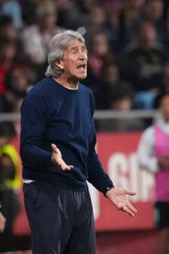 GIRONA (CATALUÑA), 21/04/2026.- El entrenador del Betis Manuel Pellegrini durante el partido de la jornada 33 de LaLiga que Girona FC y Real Betis disputan este martes en el estadio de Montilivi. EFE/ David Borrat