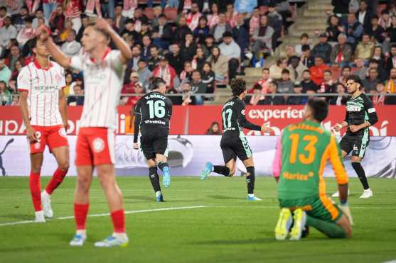 GIRONA (CATALUÑA), 21/04/2026.- El centrocampista del Betis Rodrigo Riquelme (3d) celebra su gol, tercero del equipo andaluz, durante el partido de la jornada 33 de LaLiga que Girona FC y Real Betis disputan este martes en el estadio de Montilivi. EFE/ David Borrat