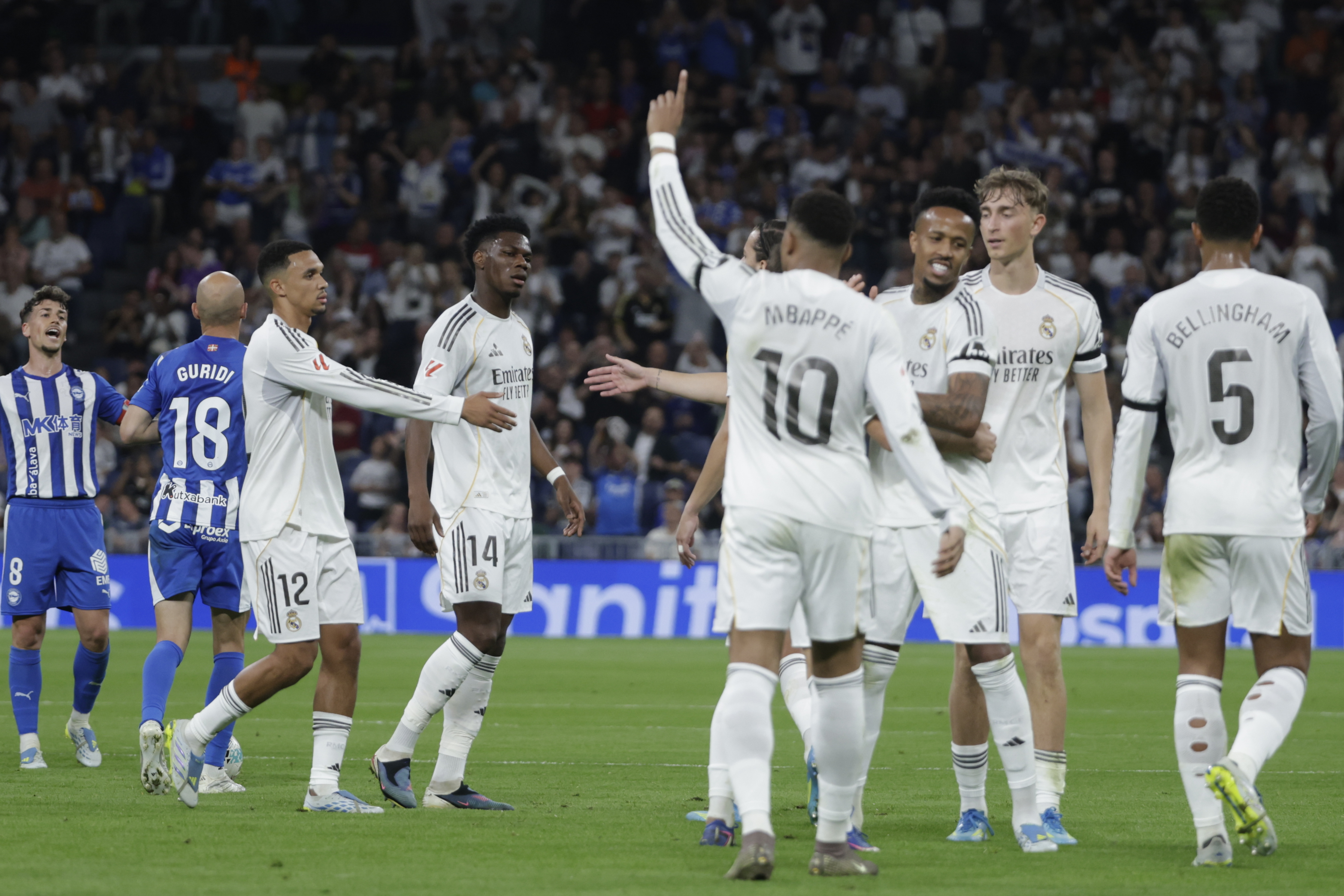 MADRID, 21/04/2026.- El delantero francés del Real Madrid Kylian Mbappé (c) celebra tras anotar el primer gol del equipo durante el partido de la jornada 33 de LaLiga que Real Madrid y Deportivo Alavés disputan este martes en el estadio Santiago Bernabéu, en Madrid. EFE/ Juanjo Martín