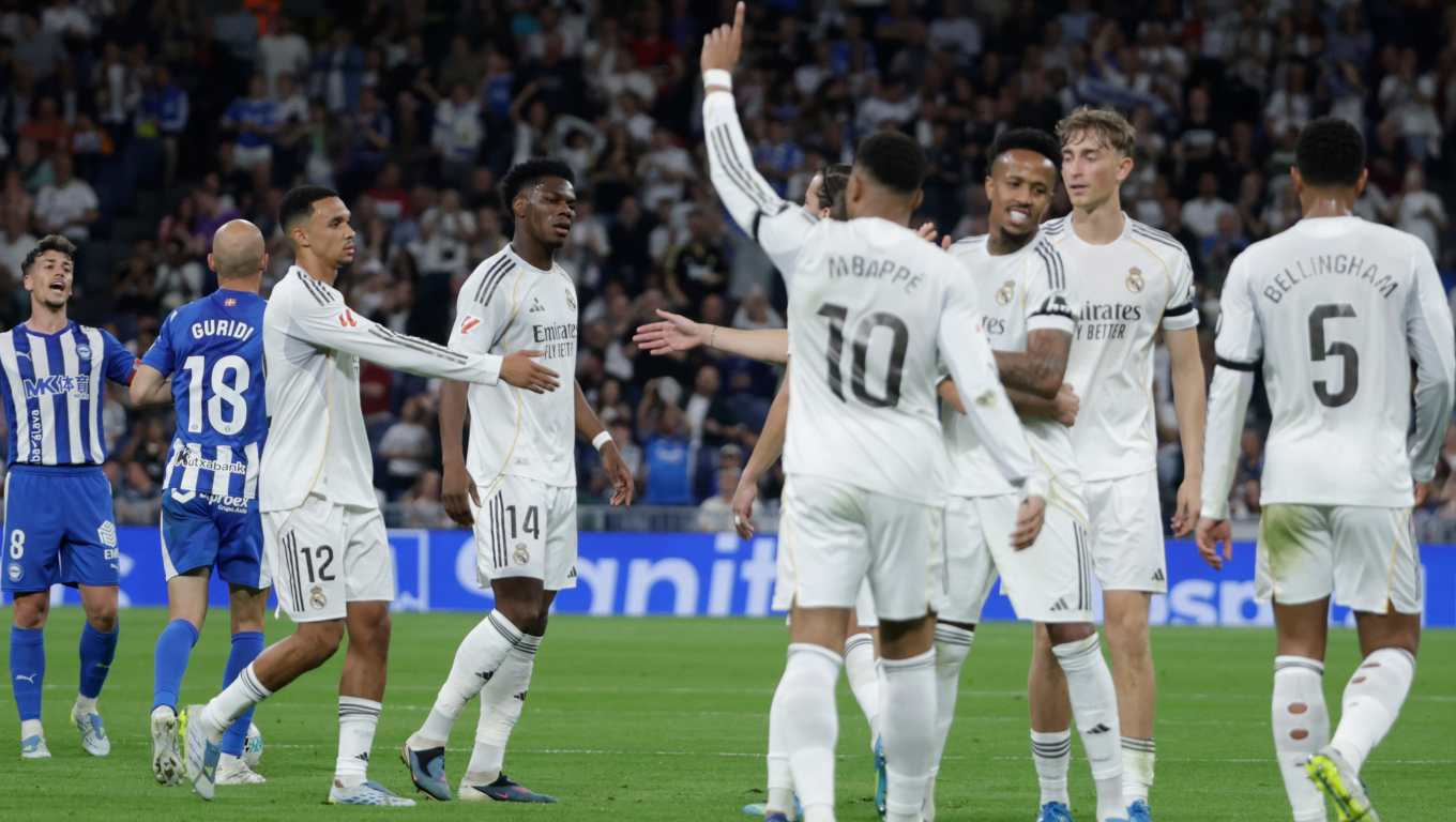 MADRID, 21/04/2026.- El delantero francés del Real Madrid Kylian Mbappé (c) celebra tras anotar el primer gol del equipo durante el partido de la jornada 33 de LaLiga que Real Madrid y Deportivo Alavés disputan este martes en el estadio Santiago Bernabéu, en Madrid. EFE/ Juanjo Martín