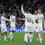 MADRID, 21/04/2026.- El delantero francés del Real Madrid Kylian Mbappé (c) celebra tras anotar el primer gol del equipo durante el partido de la jornada 33 de LaLiga que Real Madrid y Deportivo Alavés disputan este martes en el estadio Santiago Bernabéu, en Madrid. EFE/ Juanjo Martín