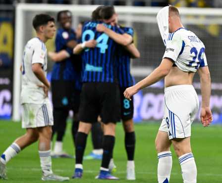 Milan (Italy), 21/04/2026.- Comos defender Ivan Smolcic (R) reacts at the end of the Italian Coppa Italia cup semi-finals 2nd leg match Internazionale Milano against Como 1907, in Milan, Italy, 21 April 2026. (Italia) EFE/EPA/Daniel Dal Zennaro