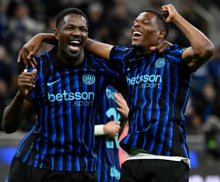 Milan (Italy), 21/04/2026.- Inter Milans Marcus Thuram (L) and his teammate Denzel Dumfries celebrate at the end of the Italian Coppa Italia cup semi-finals 2nd leg match Internazionale Milano against Como 1907, in Milan, Italy, 21 April 2026. (Italia) EFE/EPA/Daniel Dal Zennaro