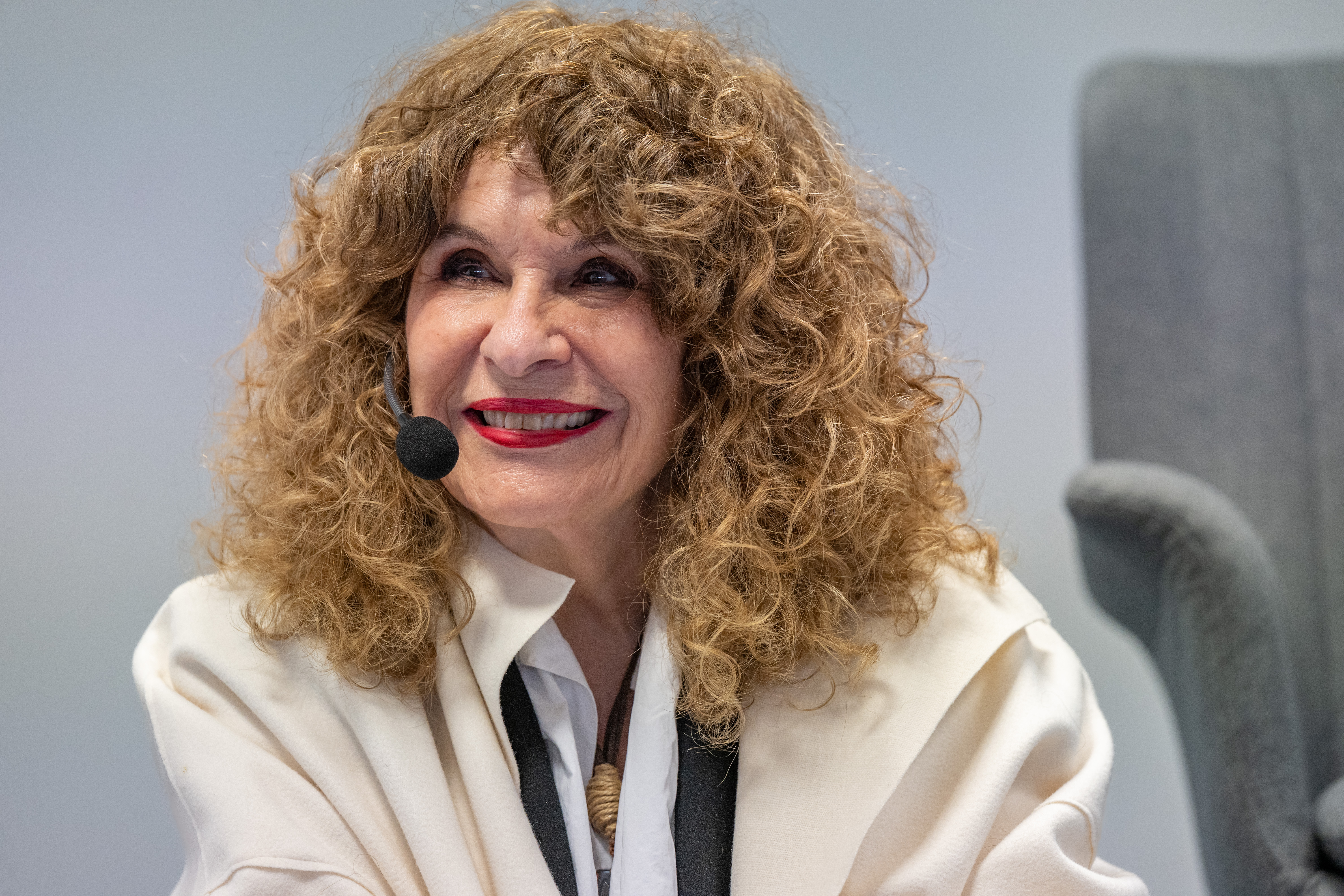 PUERTO DEL ROSARIO (FUERTEVENTURA), 22/04/2026.- La novelista y poeta nicaragüense Gioconda Belli durante su intervención en el ciclo literario "El escritor y tú", dentro de la Semana Literaria de Fuerteventura, hoy miércoles en el Palacio de Formación y Congresos. EFE/Carlos de Saá