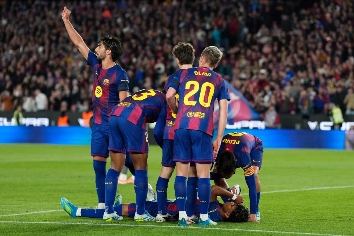 BARCELONA, 22/04/2026.- El delantero del FC Barcelona Lamine Yamal se lesiona durante el partido de la jornada 33 de LaLiga que FC Barcelona y Celta de Vigo disputan hoy miércoles en el Camp Nou. EFE/Enric Fontcuberta