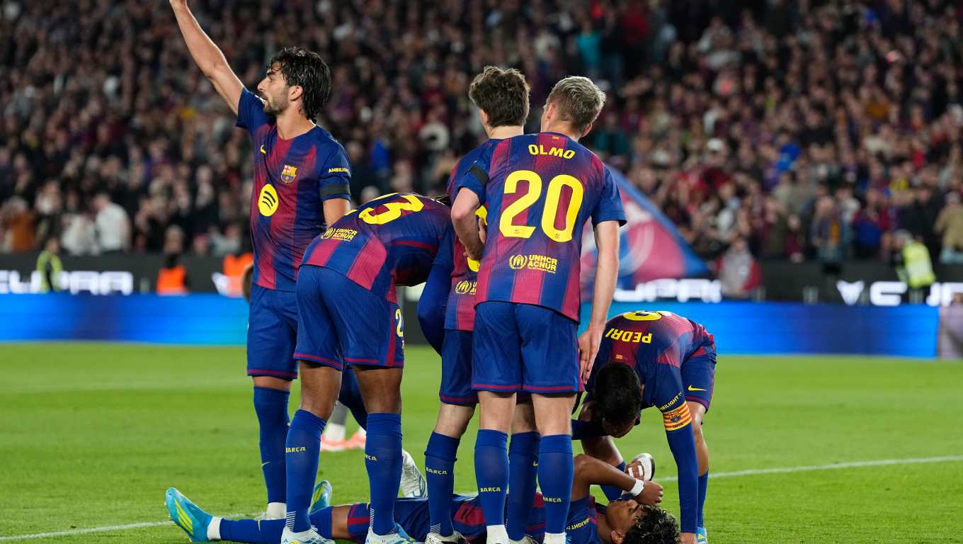 BARCELONA, 22/04/2026.- El delantero del FC Barcelona Lamine Yamal se lesiona durante el partido de la jornada 33 de LaLiga que FC Barcelona y Celta de Vigo disputan hoy miércoles en el Camp Nou. EFE/Enric Fontcuberta