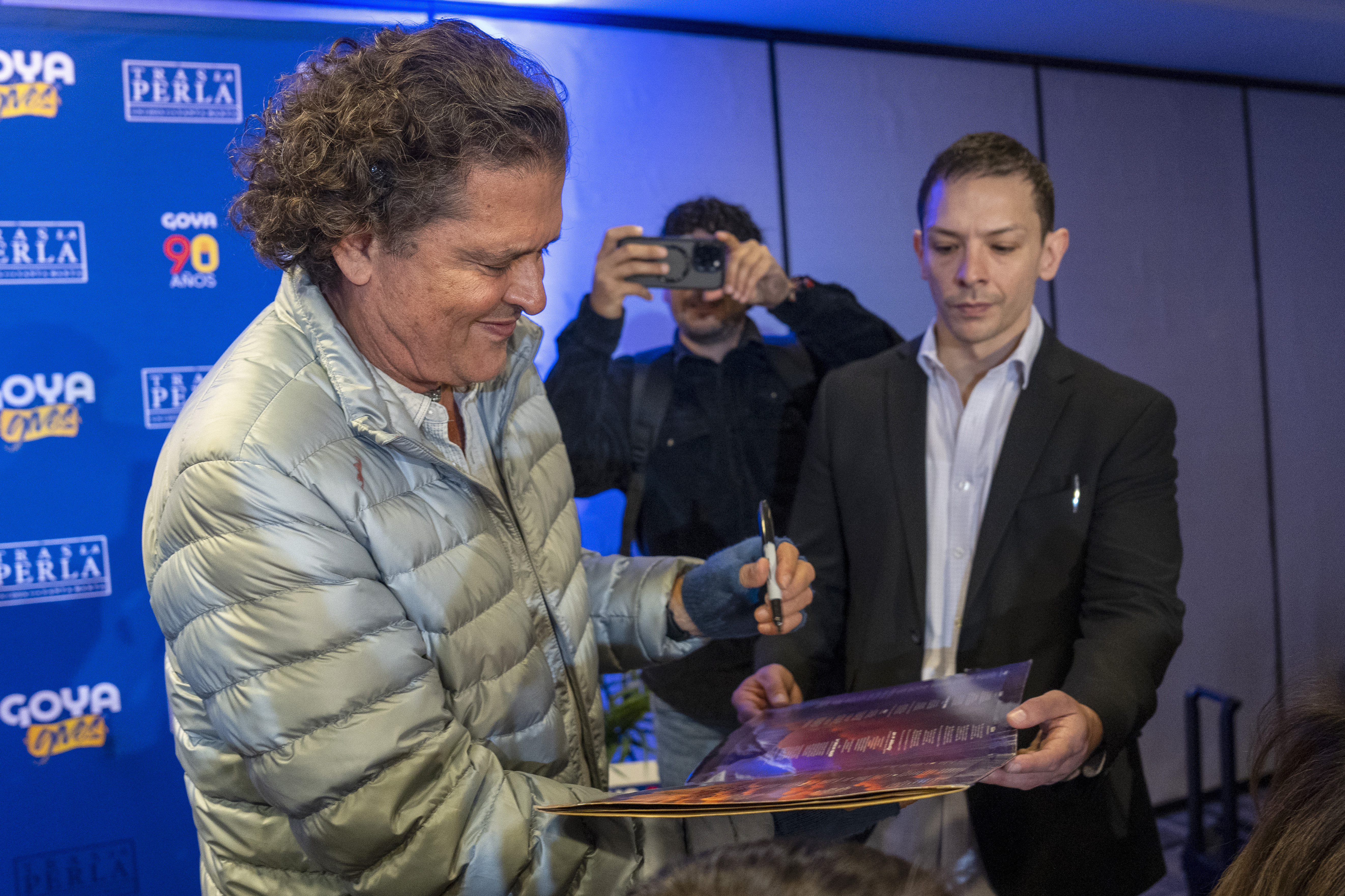 El cantante colombiano Carlos Vives da un autógrafo durante un acto promocional de su gira en Nueva York (Estados Unidos). Vives defendió la humanidad de los inmigrantes en Estados Unidos y reivindicó su "orgullo hispano" en un acto promocional en Nueva York previo al pistoletazo de salida de su gira "Tour al sol".  (Foto Prensa Libre: EFE)