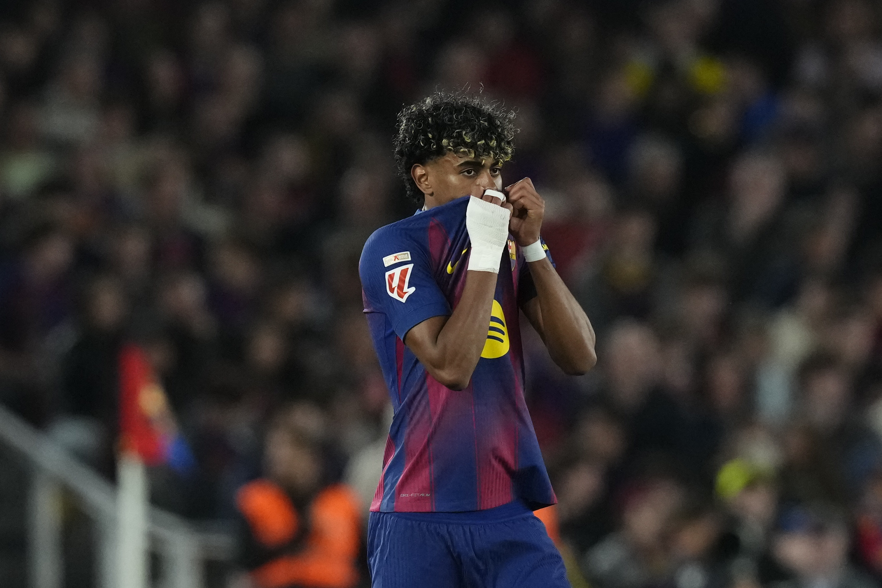 SAN SEBASTIÁN, 22/04/2026.- El delantero del FC Barcelona Lamine Yamal reacciona durante el partido de la jornada 33 de LaLiga entre el FC Barcelona y el Celta, este miércoles en el Camp Nou. EFE/Enric Fontcuberta