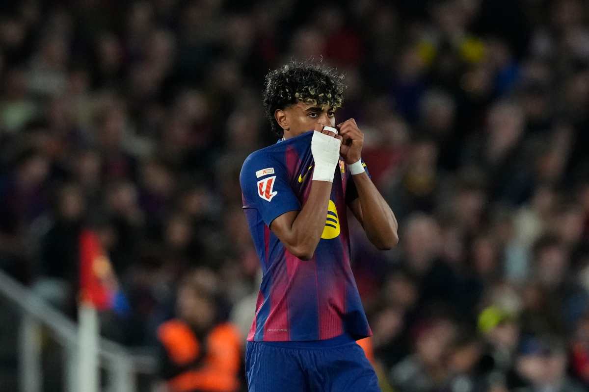 SAN SEBASTIÁN, 22/04/2026.- El delantero del FC Barcelona Lamine Yamal reacciona durante el partido de la jornada 33 de LaLiga entre el FC Barcelona y el Celta, este miércoles en el Camp Nou. EFE/Enric Fontcuberta