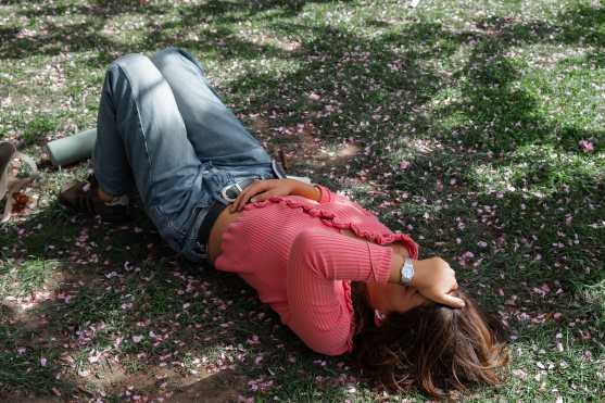 New York (United States), 23/04/2026.- A woman relaxes among the cherry blossoms in Brooklyn Botanic Garden, in New York, New York, USA, 23 April 2026. (Nueva York) EFE/EPA/OLGA FEDOROVA