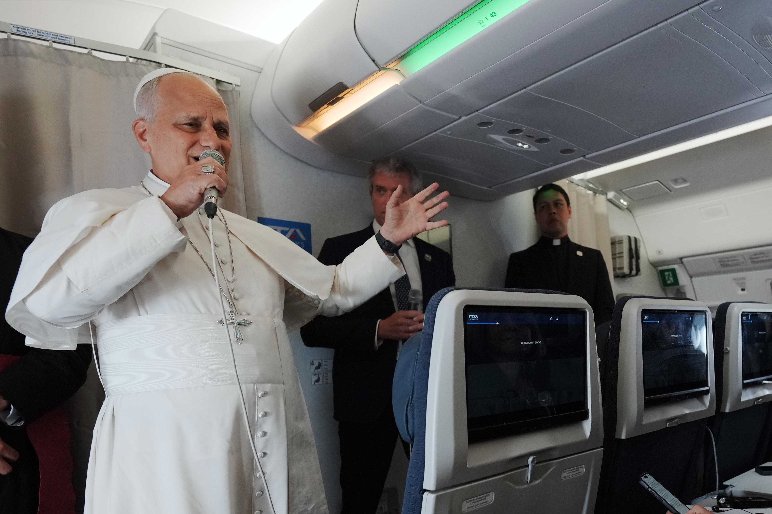 El papa León XIV responde preguntas durante el vuelo de regreso de África. (Foto Prensa Libre: EFE/EPA/ANDREW MEDICHINI / POOL). 