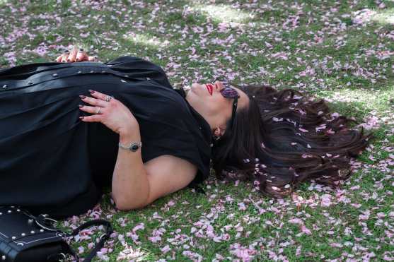 New York (United States), 23/04/2026.- A woman relaxes among the cherry blossoms in Brooklyn Botanic Garden, in New York, New York, USA, 23 April 2026. (Nueva York) EFE/EPA/OLGA FEDOROVA