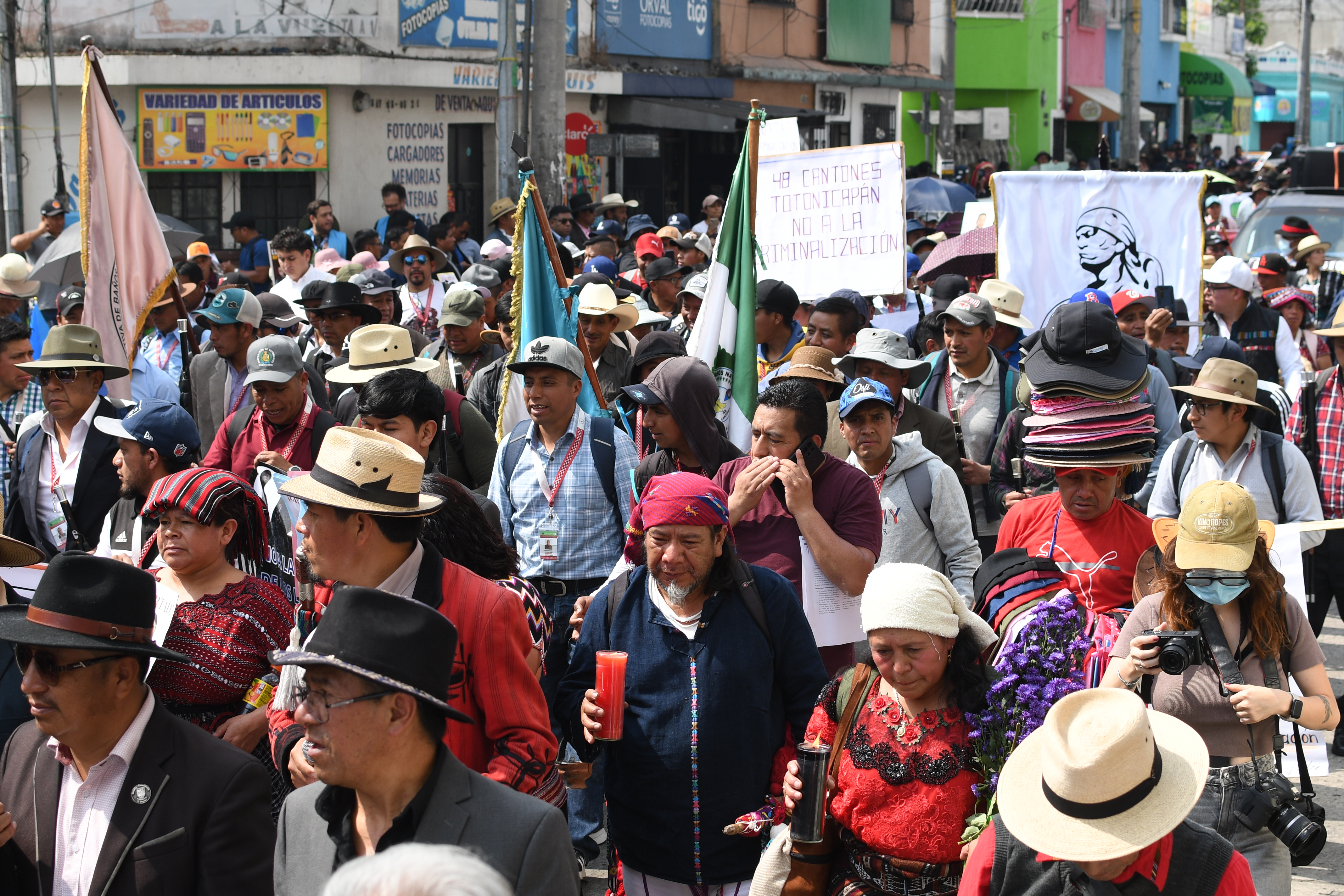 AME6065. CIUDAD DE GUATEMALA (GUATEMALA), 23/04/2026.- Personas participan en una manifestación este jueves, en Ciudad de Guatemala (Guatemala). Representantes de 48 cantones de Totonicapán y varias organizaciones campesinas realizan una marcha pacífica, donde exigen libertad para los exdirigentes de 48 cantones Héctor Chaclan y Luis Pacheco, quienes llevan un año en prisión. EFE/ Alex Cruz