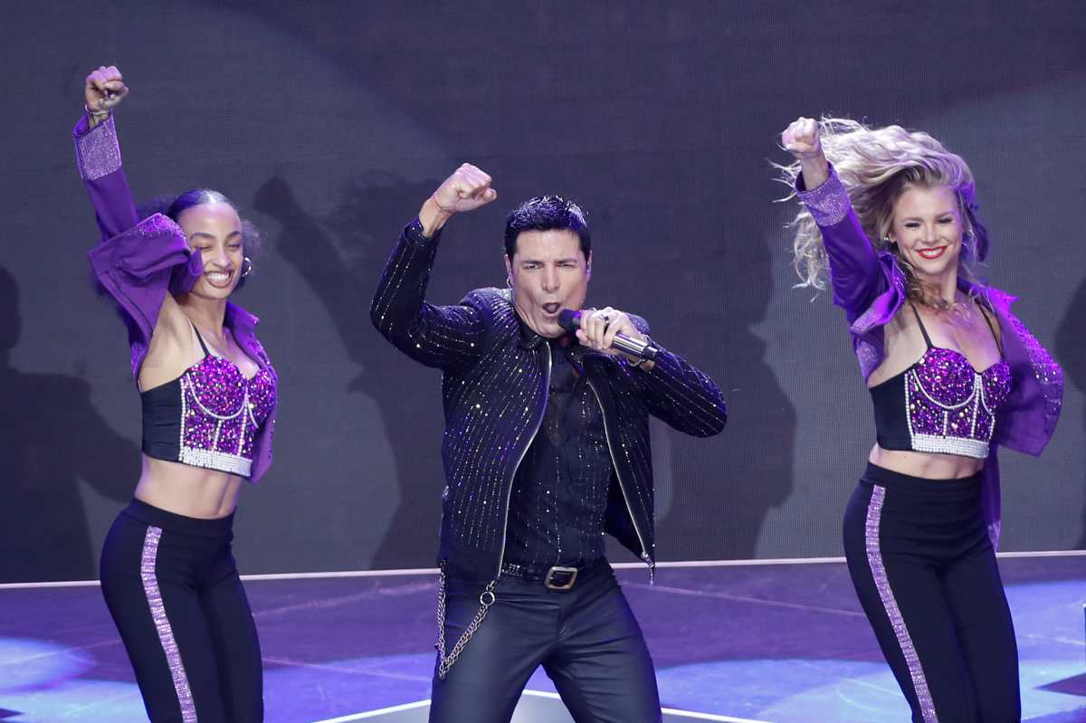 MEX792. CIUDAD DE MÉXICO (MÉXICO), 22/04/2026.- El cantante puertorriqueño Chayanne canta durante un concierto de su gira 'Bailemos Otra Vez' este miércoles, en el Auditorio Nacional, en Ciudad de México (México). EFE/Isaac Esquivel