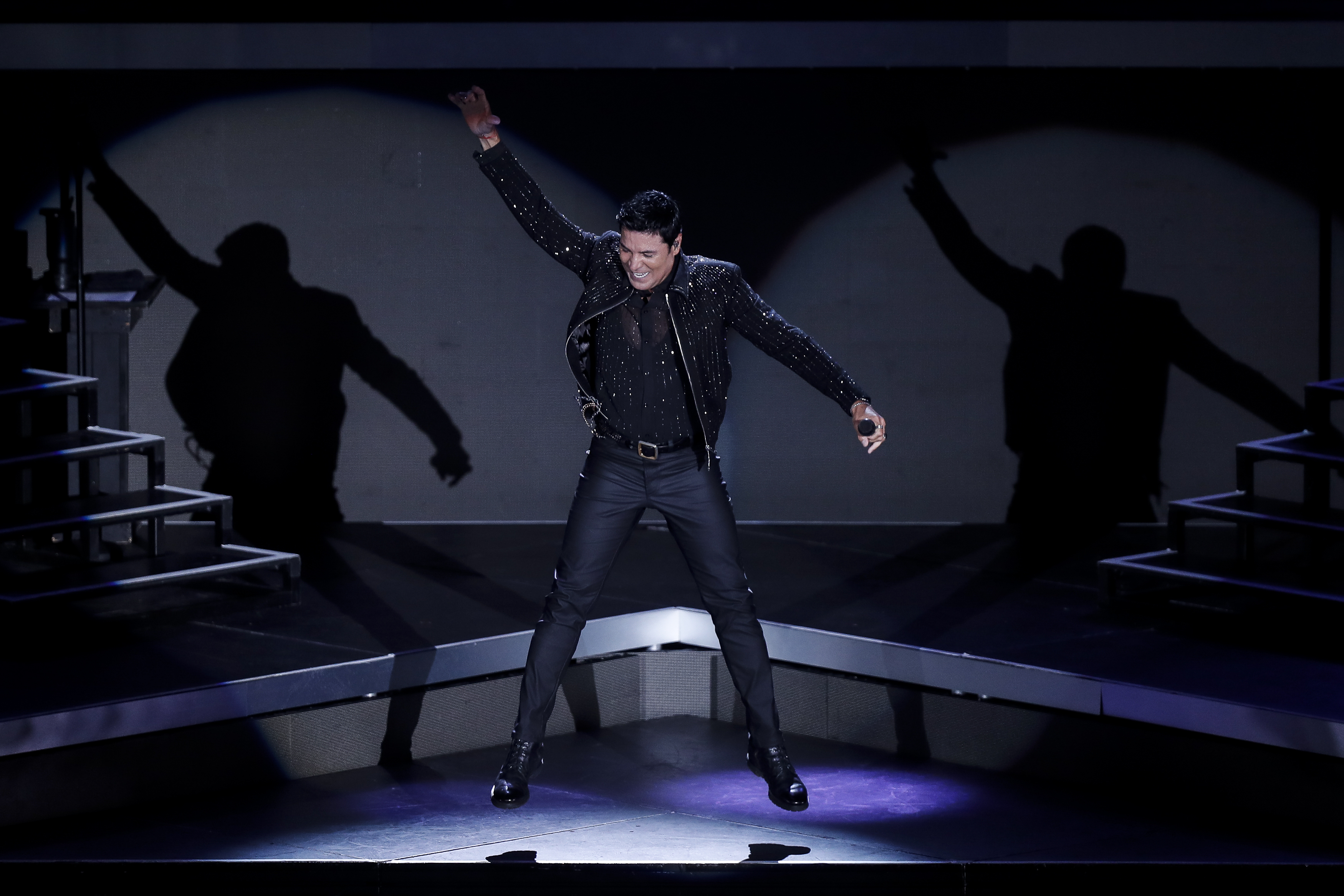 El cantante puertorriqueño Chayanne canta durante un concierto de su gira 'Bailemos Otra Vez'.  Foto de archivo de su reciente concierto en Ciudad de México. (Prensa Libre: EFE/Isaac Esquivel)