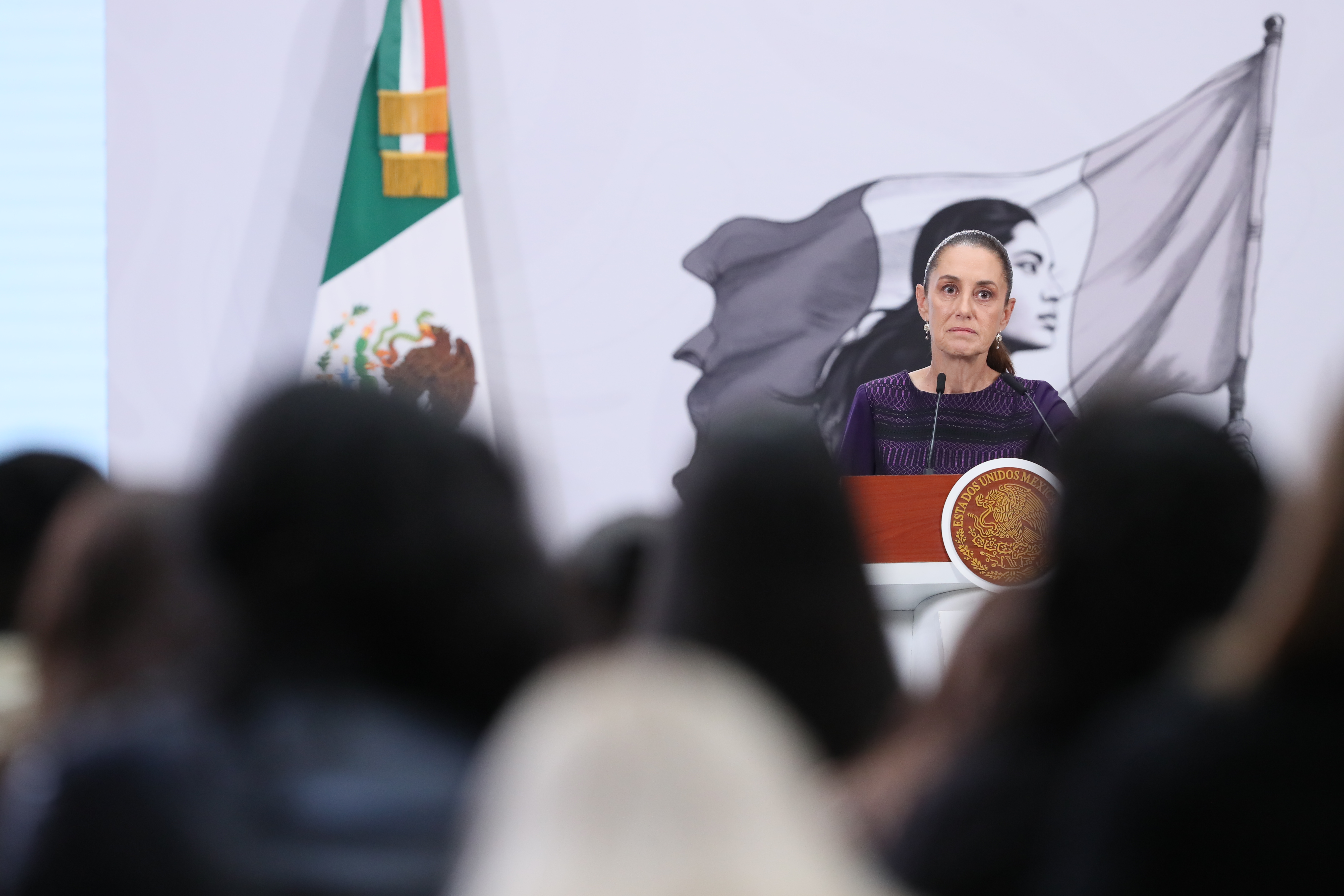 MEX905. CIUDAD DE MÉXICO (MÉXICO), 24/04/2026.- La presidenta de México, Claudia Sheinbaum, habla durante una rueda de prensa este viernes en el Palacio Nacional de la Ciudad de México (México). La muerte de dos agentes estadounidenses y dos mexicanos tras un operativo antidrogas en el estado de Chihuahua volvió a poner en el centro del debate la actuación de agencias de Estados Unidos en territorio mexicano, mientras la presidenta, Claudia Sheinbaum, defendió la soberanía nacional y el cumplimiento estricto del marco legal. EFE/Mario Guzmán