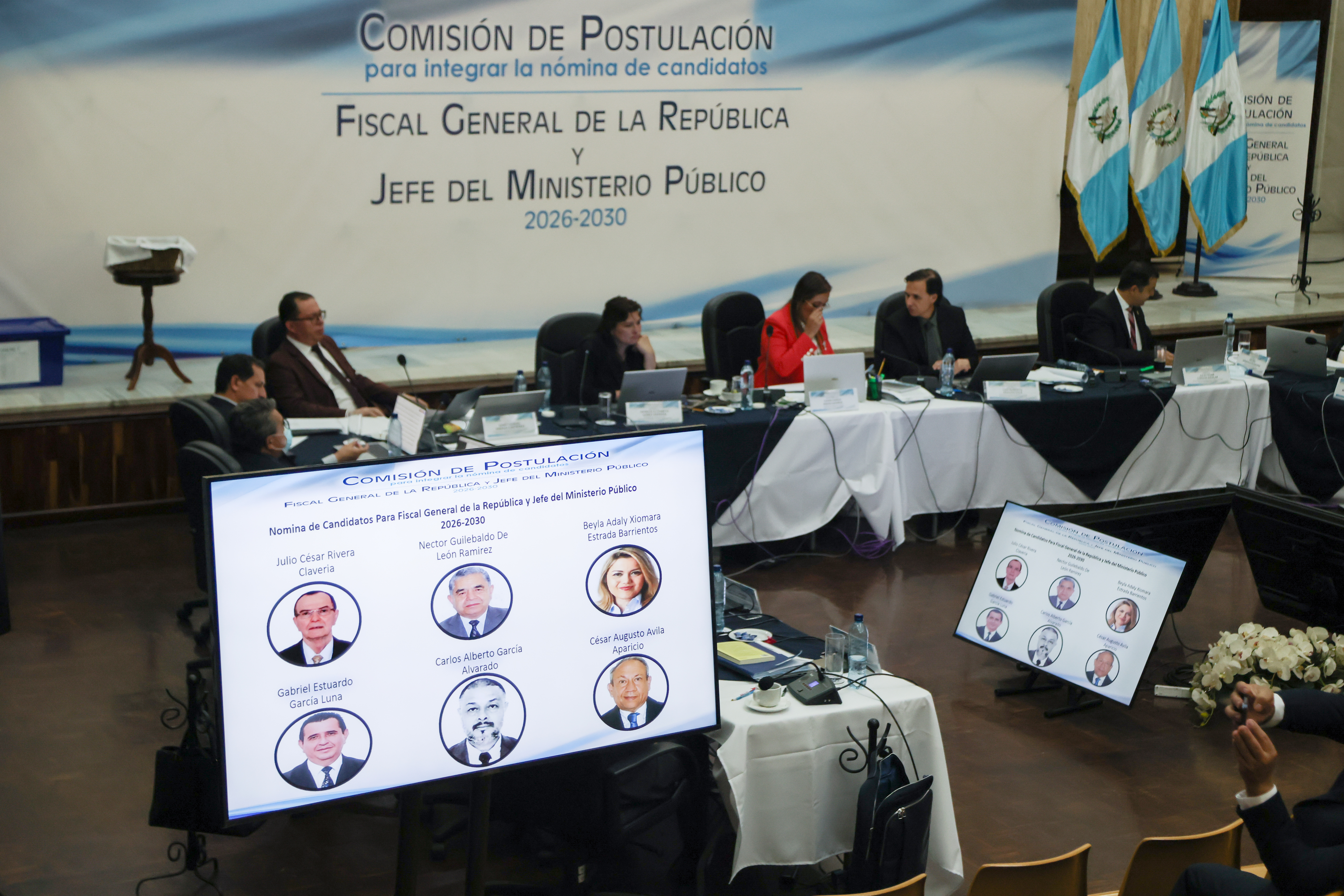 AME6493. CIUDAD DE GUATEMALA (GUATEMALA), 24/04/2026.- Fotografía que muestra en una pantalla a los seis candidatos a fiscal general y jefe del Ministerio Público para el período 2026-2030 aprobados por la Comisión de Postulación tras una orden de la Corte de Constitucionalidad, máximo tribunal del país, que obligó a repetir la evaluación de los expedientes este viernes, en Ciudad de Guatemala (Guatemala). EFE/ Mariano Macz