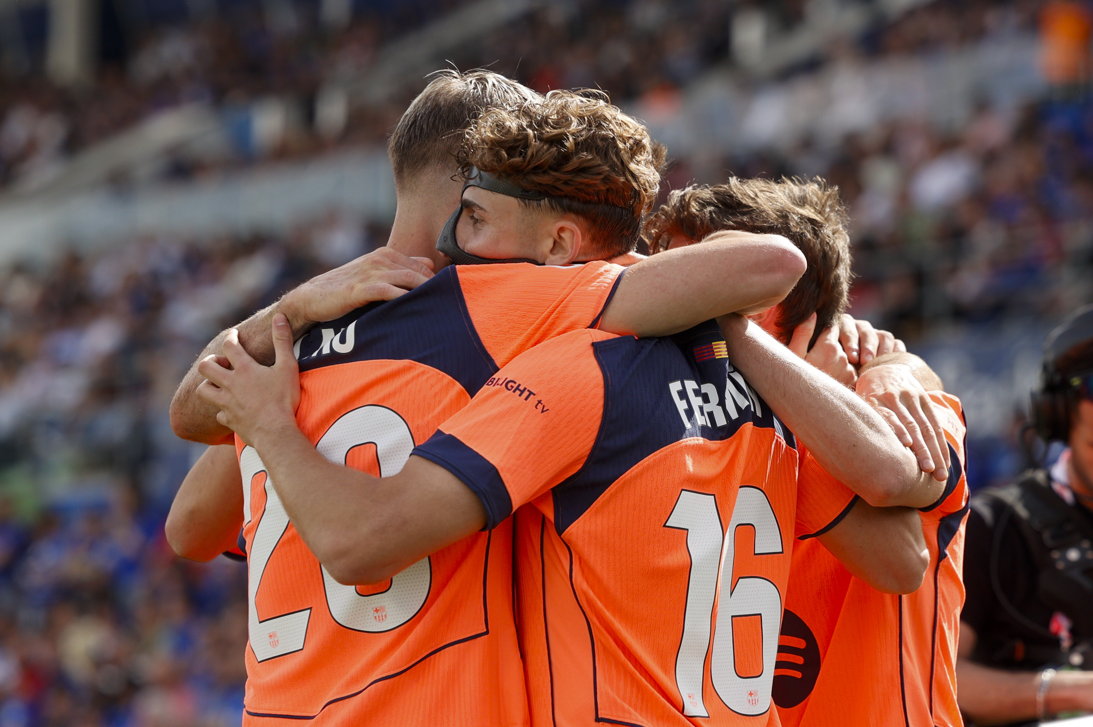 El centrocampista del FC Barcelona Fermín López celebra tras marcar el 0-1 durante el partido de LaLiga entre Getafe CF y FC Barcelona celebrado este sábado en el estadio Coliseum de Getafe. EFE/ Daniel González 