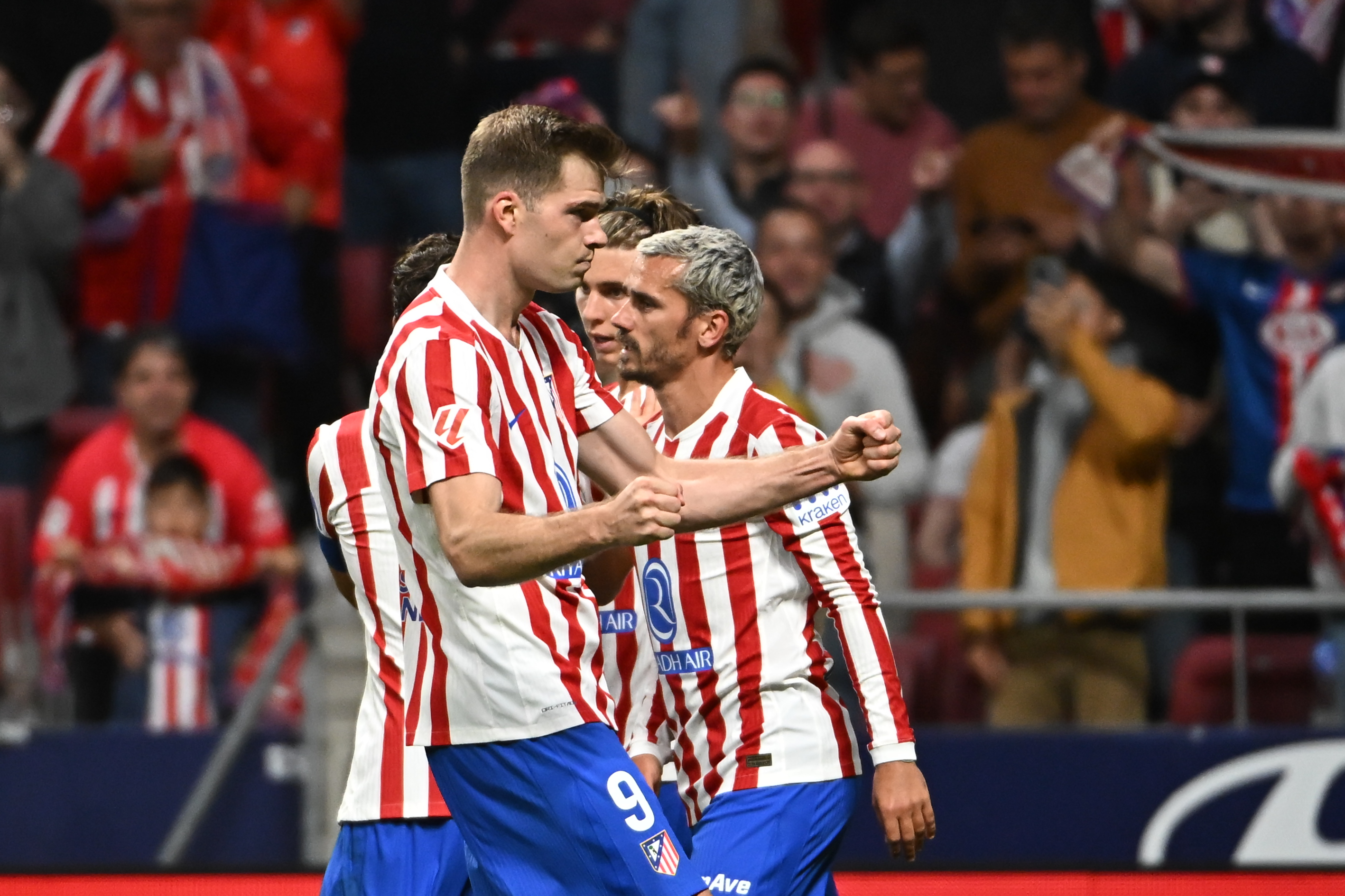 MADRID, 25/04/2026.- El delantero del Atlético de Madrid Alexander Sørloth (c) celebra tras marcar el 2-1 durante el partido de la jornada 32 de LaLiga entre Atlético de Madrid y Athletic Club Bilbao, este sábado en el estadio Riyadh Air Metropolitano de Madrid. EFE/ Fernando Villar