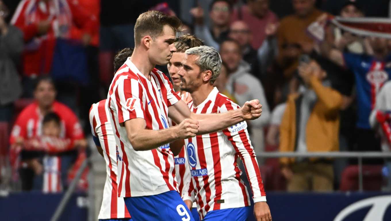 MADRID, 25/04/2026.- El delantero del Atlético de Madrid Alexander Sørloth (c) celebra tras marcar el 2-1 durante el partido de la jornada 32 de LaLiga entre Atlético de Madrid y Athletic Club Bilbao, este sábado en el estadio Riyadh Air Metropolitano de Madrid. EFE/ Fernando Villar
