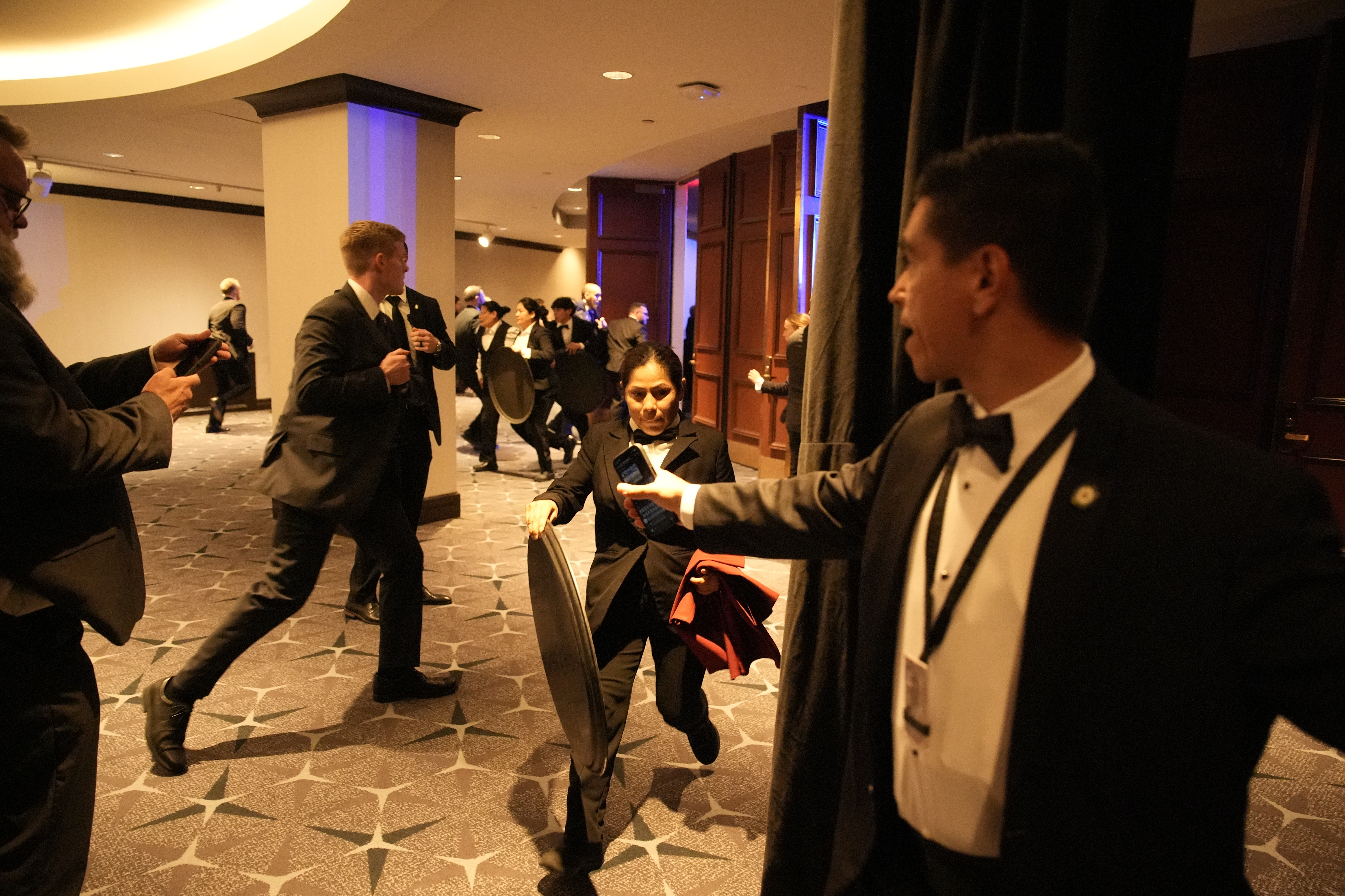 Agentes del Servicio Secreto se despliegan  por las instalaciones del hotel Hilton, en Washington, luego de las detonaciones que se dieron en el lugar. (Foto Prensa Libre: EFE)