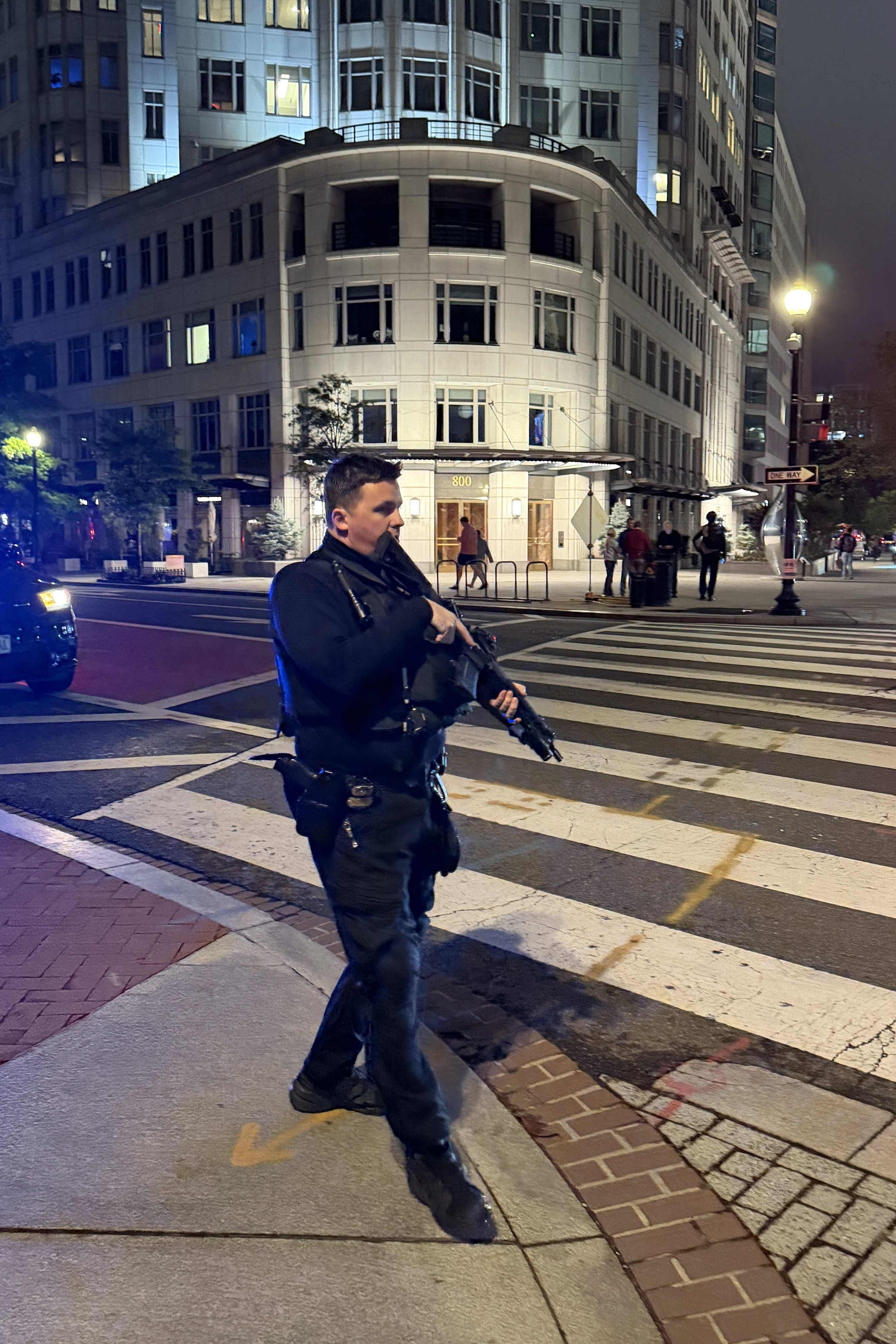 AME6777. WASHINGTON (ESTADOS UNIDOS), 25/04/2026.- Un agente de Policía vigila luego de que se reportaran aparentes disparos durante la cena anual de la Asociación de Corresponsales de la Casa Blanca (WHCA) este sábado, en Washigton. (Foto Prensa Libre: EFE)
