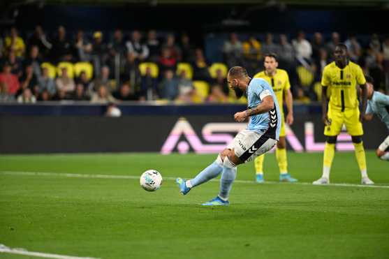 VILLARREAL, 26/04/2026.- El delantero del Celta Borja Iglesias marca el primer gol del equipo de penalti, durante el encuentro de la jornada 32 de LaLiga que Villarreal CF y Celta de Vigo disputan este domingo en el estadio de La Cerámica. EFE/Andreu Esteban