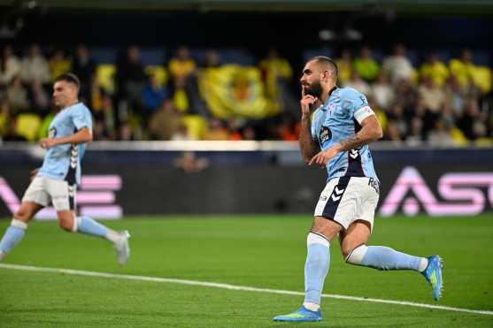 VILLARREAL, 26/04/2026.- El delantero del Celta Borja Iglesias marca el primer gol del equipo de penalti, durante el encuentro de la jornada 32 de LaLiga que Villarreal CF y Celta de Vigo disputan este domingo en el estadio de La Cerámica. EFE/Andreu Esteban