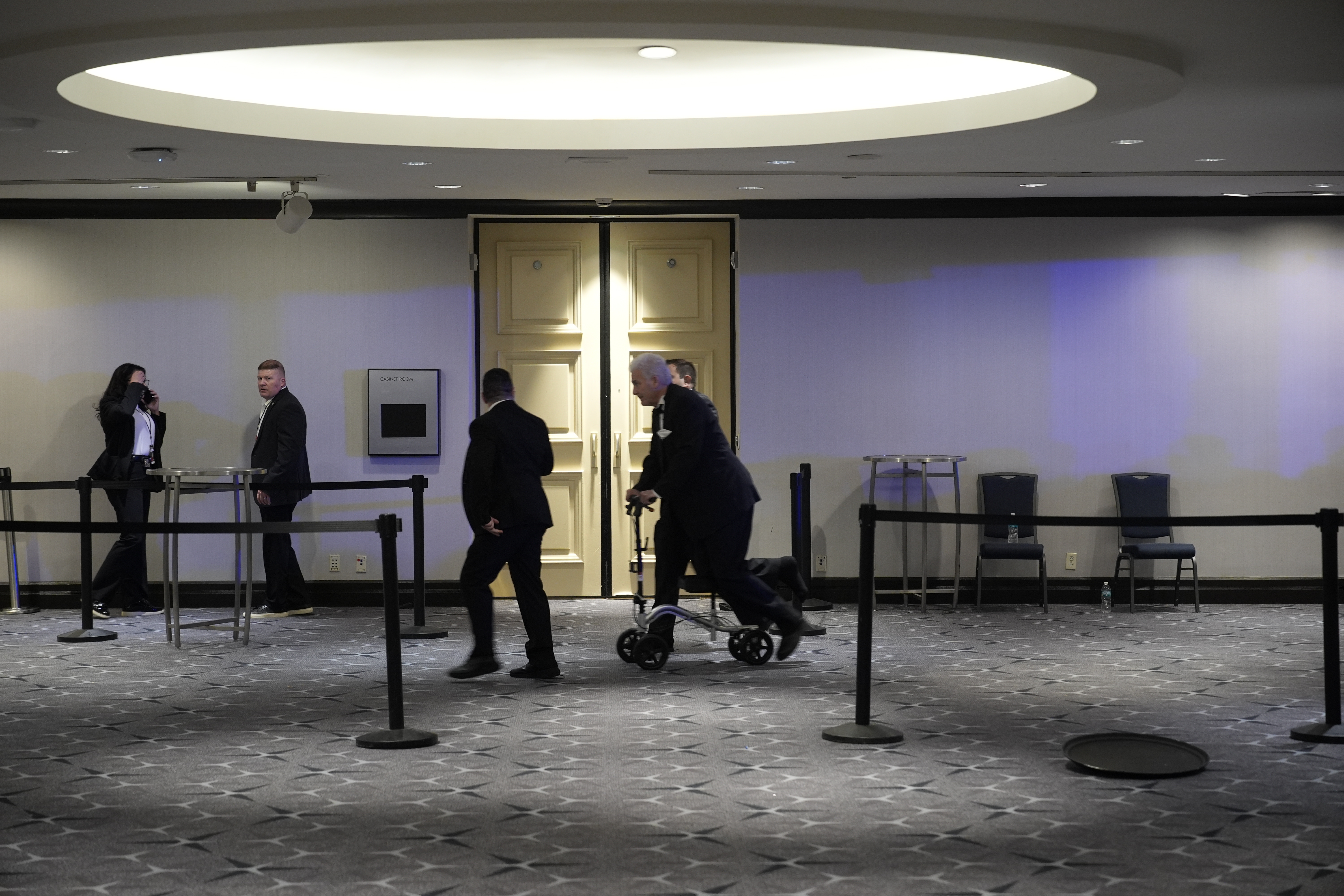 Agentes de seguridad escoltan a los asistentes a la cena de la Asociación de Corresponsales de la Casa Blanca en el Hotel Hilton. (Foto Prensa Libre: EFE)
