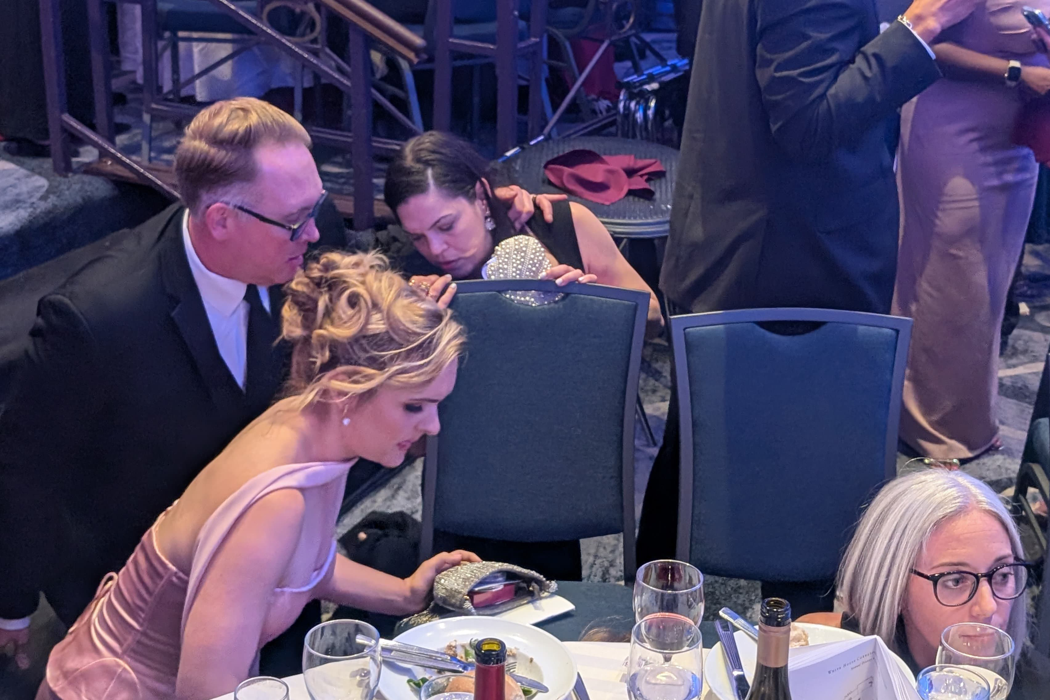 Videos muestran cómo el Servicio Secreto evacúa a Trump tras escucharse aparentes disparos