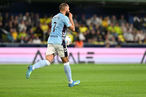 VILLARREAL, 26/04/2026.- El delantero del Celta Borja Iglesias celebra su gol tras marcar de penalti, durante el encuentro de la jornada 32 de LaLiga que Villarreal CF y Celta de Vigo disputan este domingo en el estadio de La Cerámica. EFE/Andreu Esteban