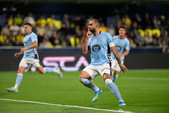 VILLARREAL, 26/04/2026.- El delantero del Celta Borja Iglesias marca el primer gol del equipo de penalti, durante el encuentro de la jornada 32 de LaLiga que Villarreal CF y Celta de Vigo disputan este domingo en el estadio de La Cerámica. EFE/Andreu Esteban