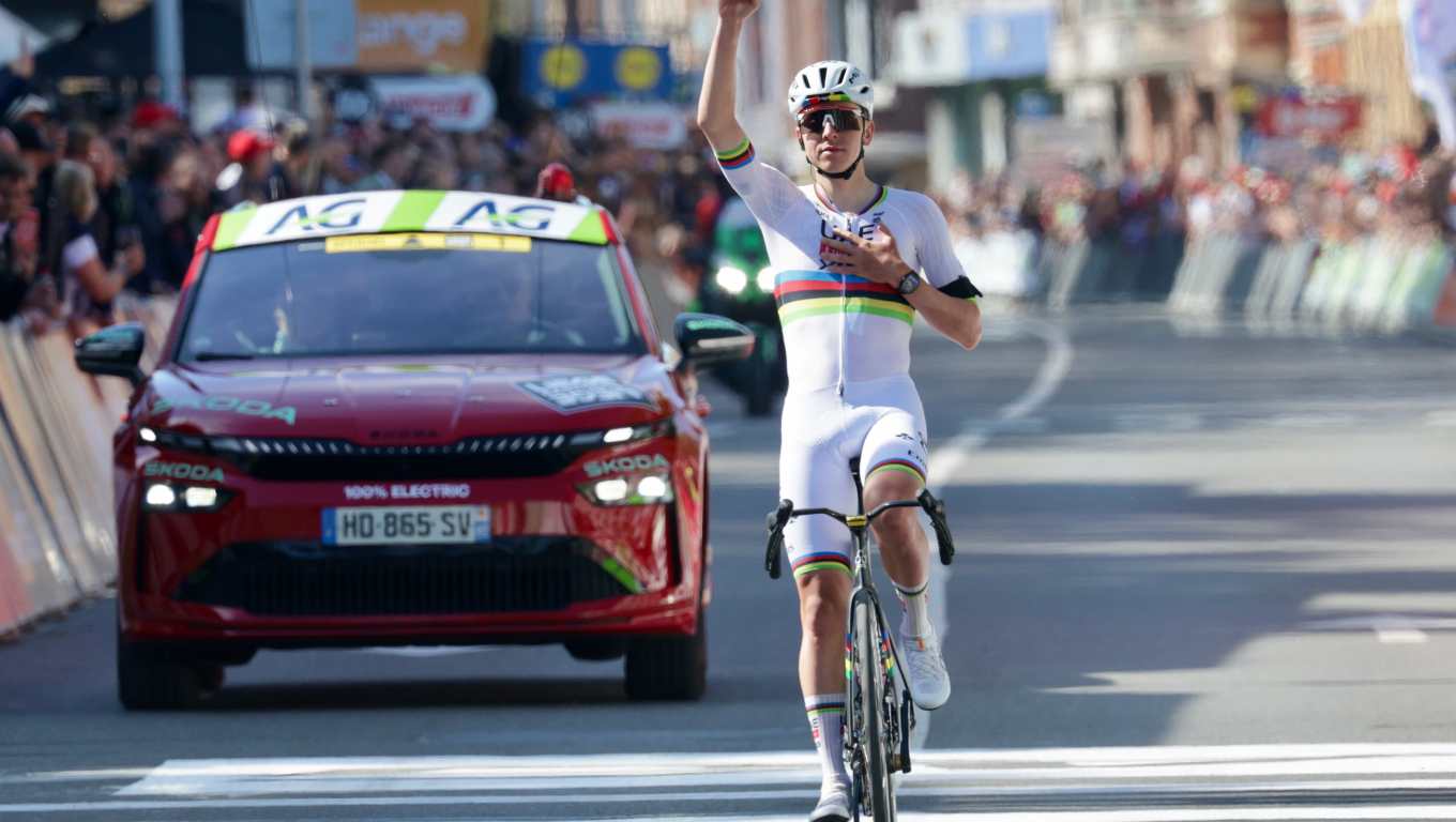 El ciclista esloveno Tadej Pogacar celebra su cuarta Lieja-Bastoña-Lieja con un gesto al cielo, en homenaje al colombiano Cristian Camilo Muñoz. (Foto Prensa Libre: EFE)