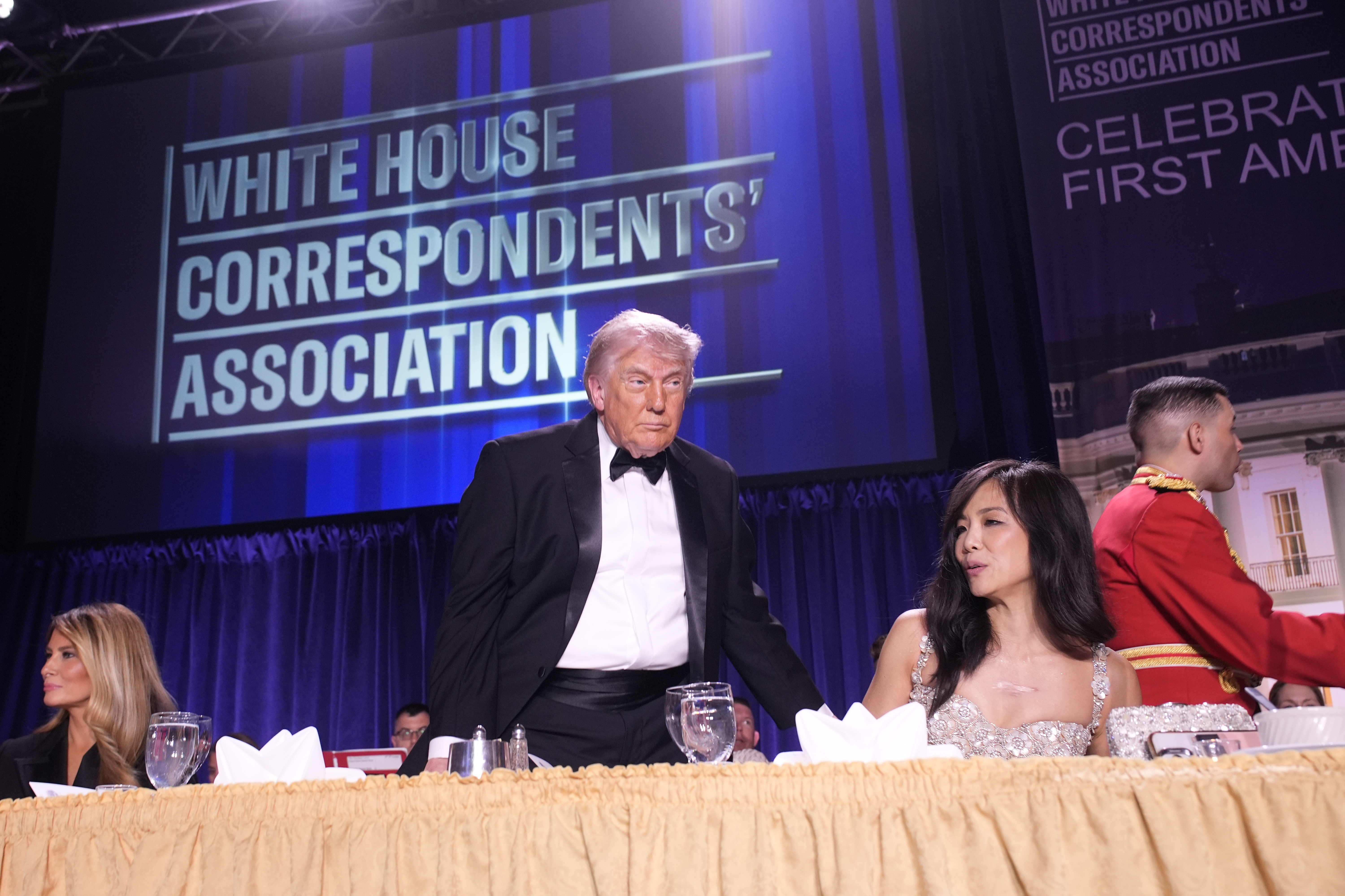 Washington (United States), 26/04/2026.- (L-R) First lady Melania Trump, US President Donald Trump, and CBS News senior White House correspondent Weijia Jiang participate in the White House Correspondents' Association Dinner in Washington, DC, USA, 25 April 2026. EFE/EPA/Yuri Gripas / POOL