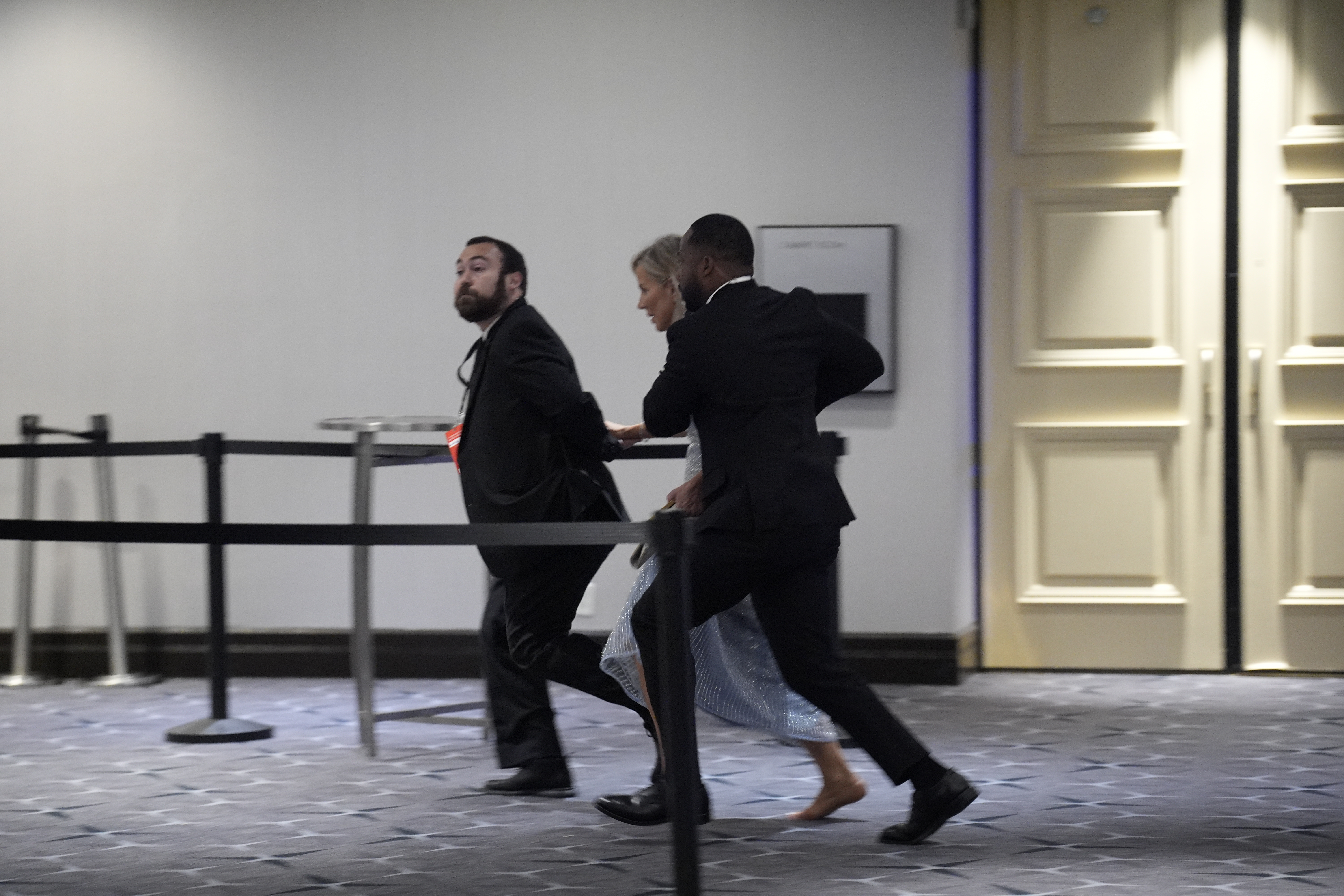 trump evacuado tras balacera en evento de la casa blanca en washington'