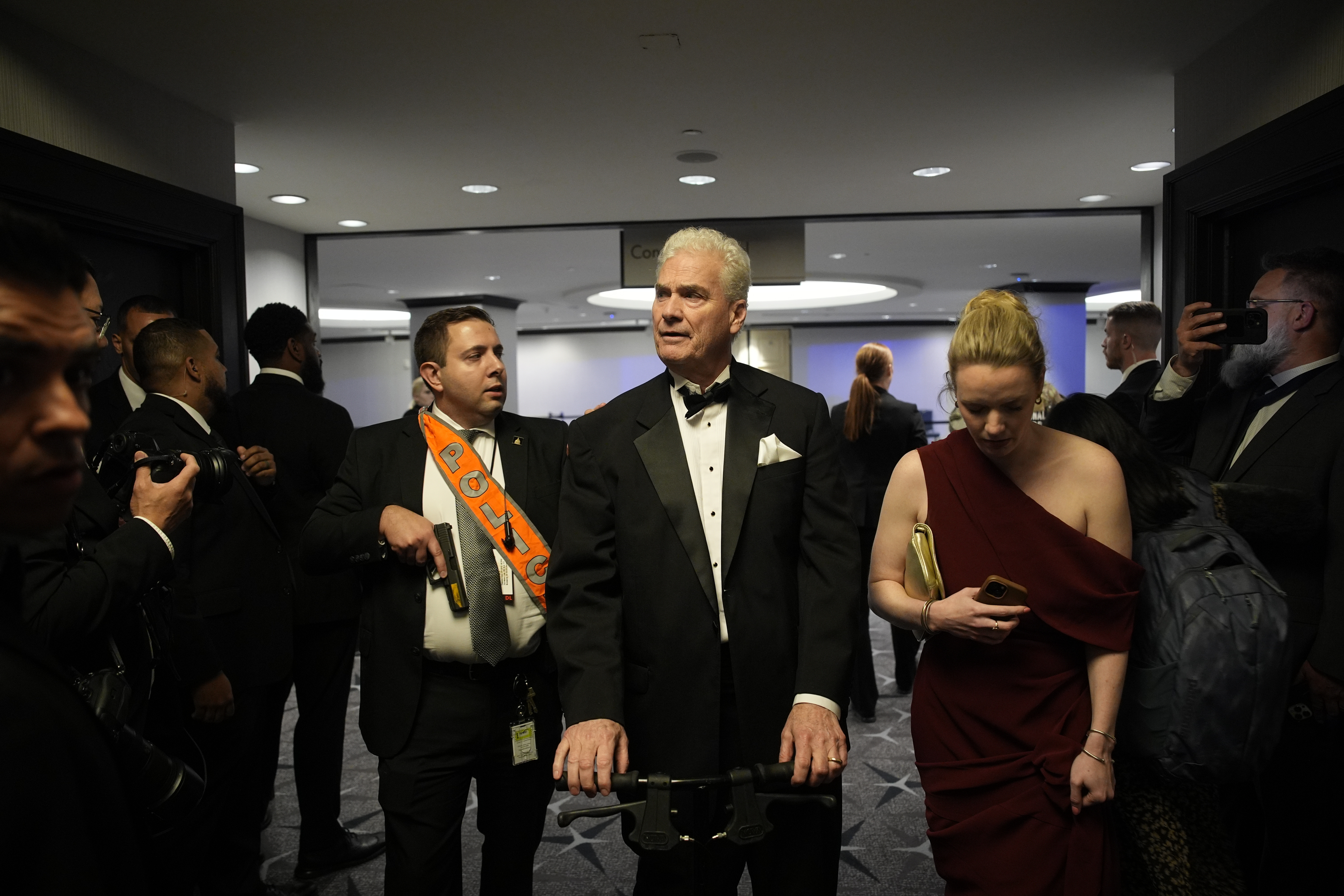 Asistentes de la cena anual de la Asociación de Corresponsales de la Casa Blanca (WHCA) son evacuados por los agentes de seguridad luego de que se escucharan disparos en el Hotel Hilton, Washington. (Foto Prensa Libre: EFE)