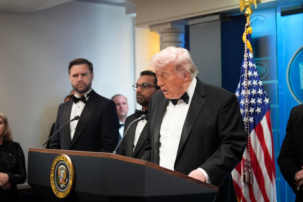 Washington (United States), 26/04/2026.- US President Donald Trump speaks to reporters at the White House Press Briefing Room after a shooting outside the Washington Hilton ballroom hosting the White House Correspondents Dinner caused the postponement of the event in Washington, DC, USA, 25 April 2026. The alleged shooter is in custody. EFE/EPA/Yuri Gripas / POOL