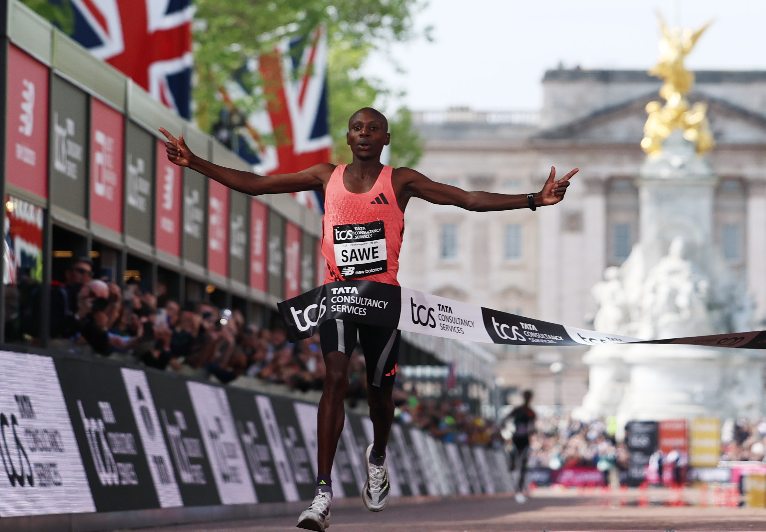 LONDON (United Kingdom), 26/04/2026.- Sabastian Sawe of Kenya wins the London Marathon with a World Record and the first sub two-hour marathon time of 1:59:30 h during the London Marathon in London, Britain 26 April 2026. Taking place since 1981, the London Marathon is one of the most popular marathons in the world, with a record-breaking total of more than 59,000 people are expected to take part in the 2026 race. (Maratón, Kenia, Reino Unido, Londres) EFE/EPA/NEIL HALL