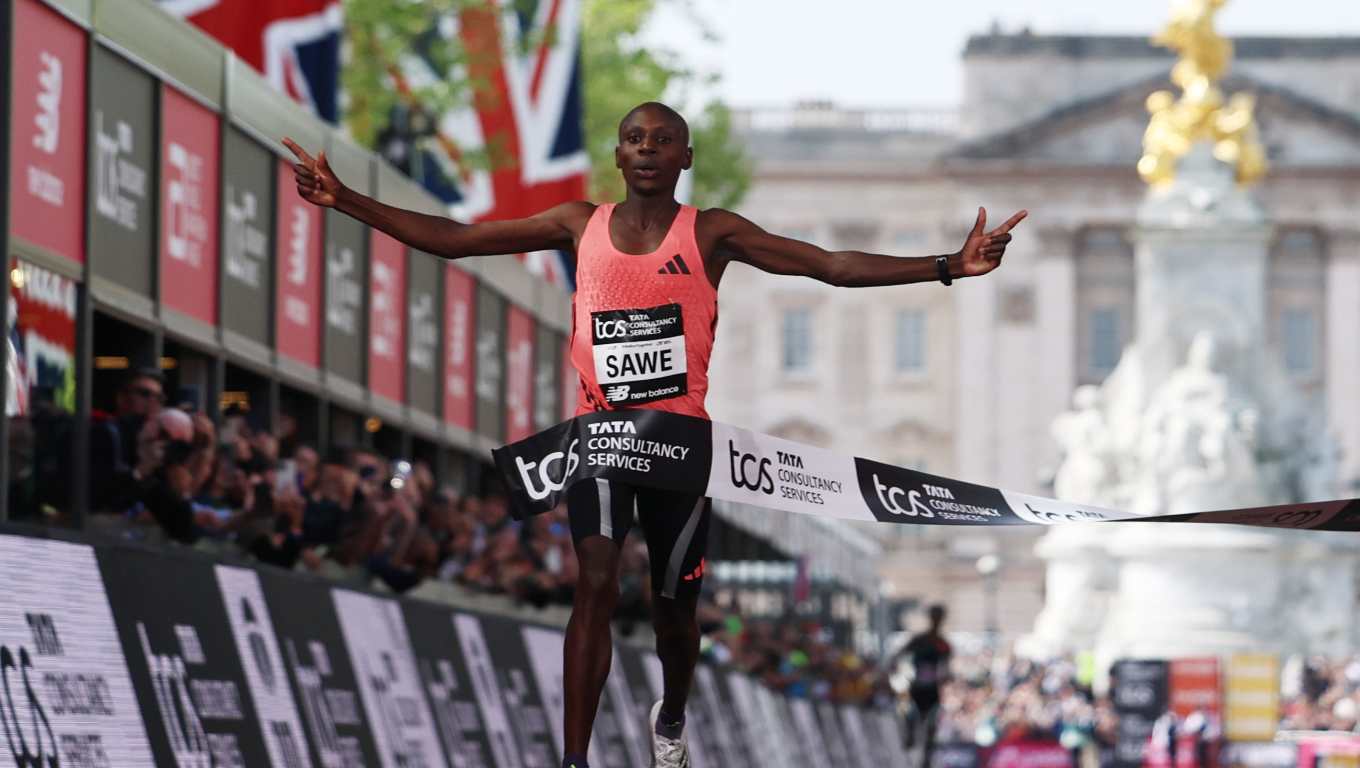 LONDON (United Kingdom), 26/04/2026.- Sabastian Sawe of Kenya wins the London Marathon with a World Record and the first sub two-hour marathon time of 1:59:30 h during the London Marathon in London, Britain 26 April 2026. Taking place since 1981, the London Marathon is one of the most popular marathons in the world, with a record-breaking total of more than 59,000 people are expected to take part in the 2026 race. (Maratón, Kenia, Reino Unido, Londres) EFE/EPA/NEIL HALL