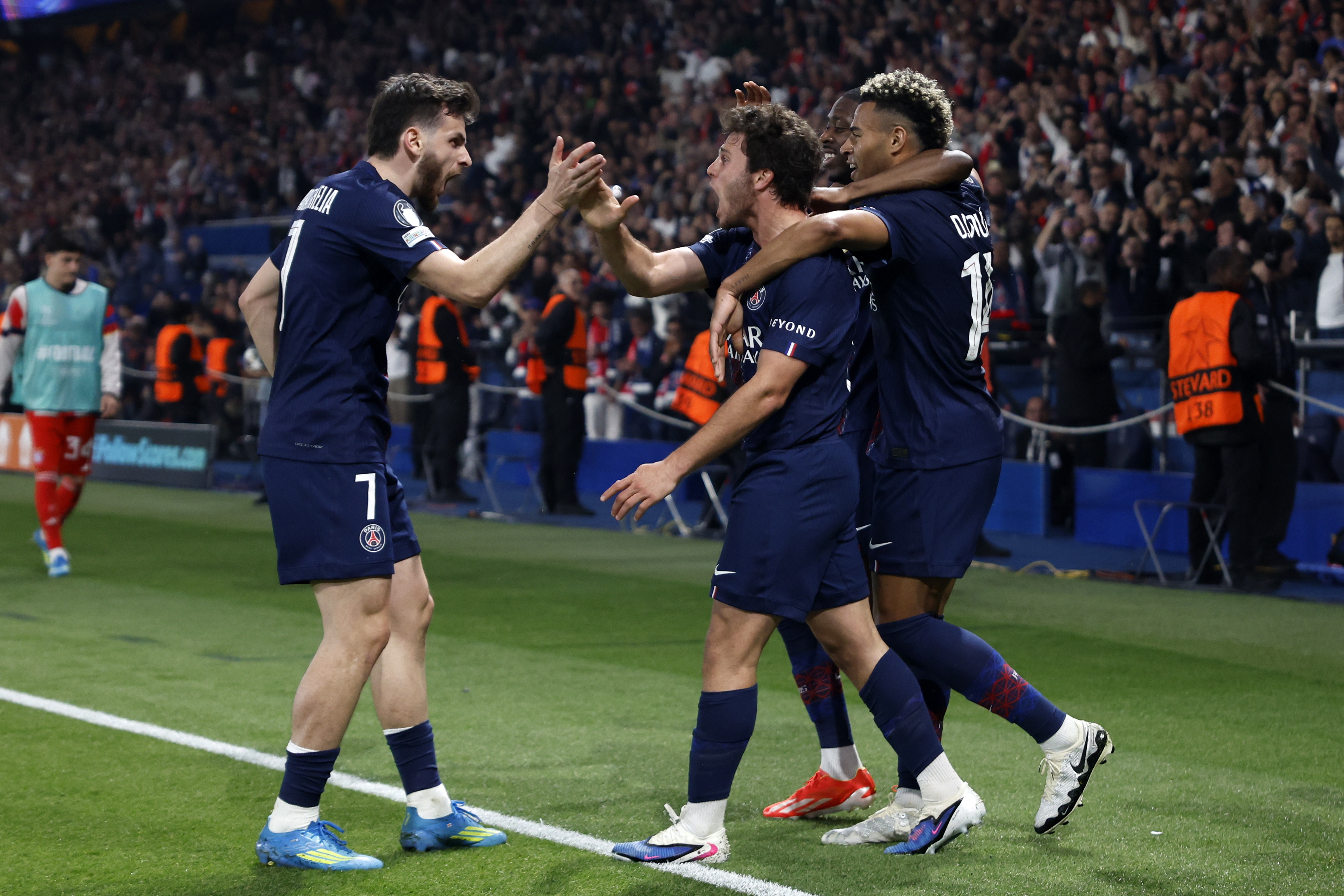 PARIS (France), 28/04/2026.- Joao Neves of PSG (C) celebrates with his teammates after scoring the 2-1 goal during the UEFA Champions League semi-final match between Paris Saint-Germain and Bayern Munich in Paris, France 28 April 2026. (Liga de Campeones, Francia) EFE/EPA/MOHAMMED BADRA