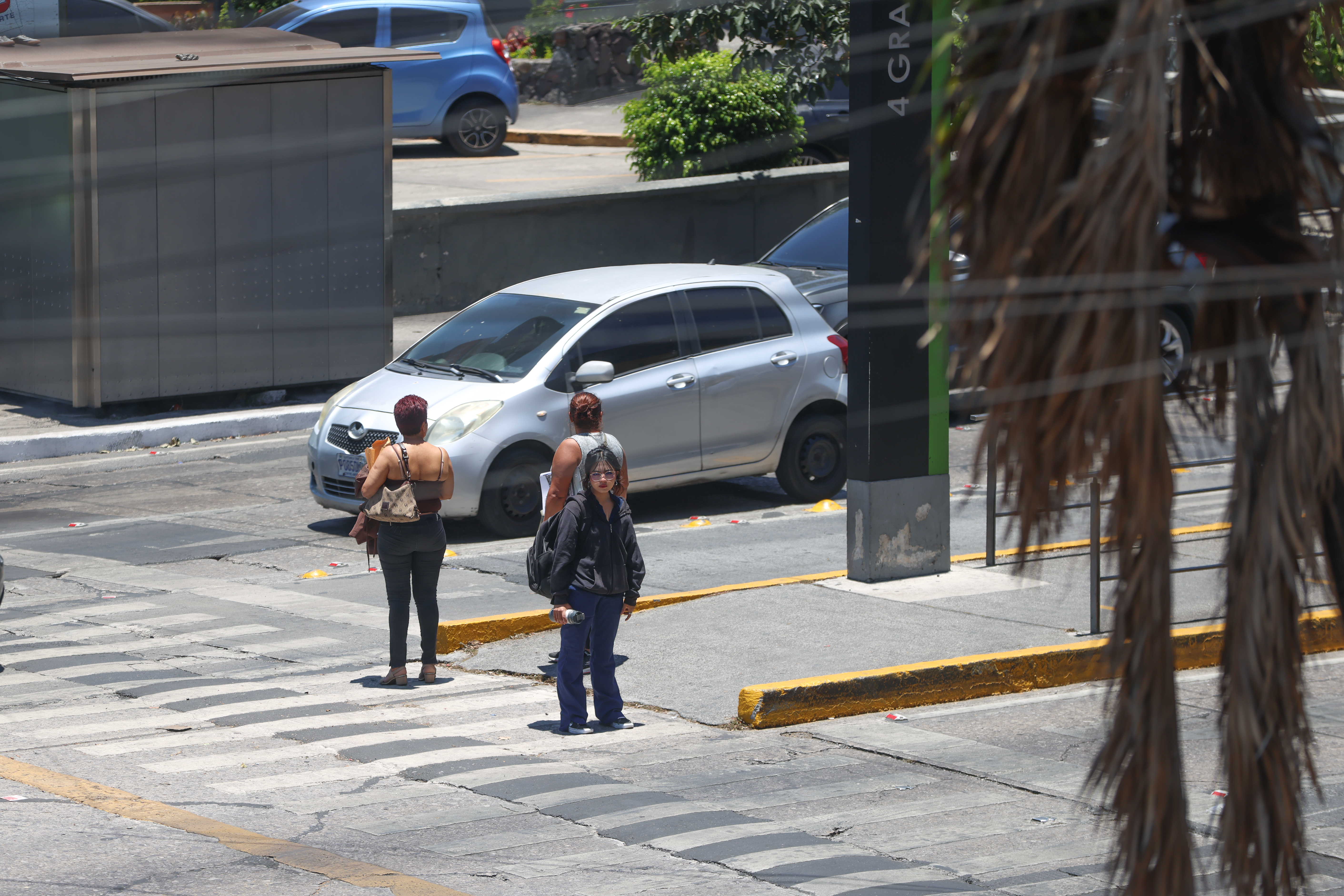 AME7670. CIUDAD DE GUATEMALA (GUATEMALA), 29/04/2026.- Personas caminan por una avenida durante el Día sin Sombra este miércoles, en Ciudad de Guatemala (Guatemala). Este fenómeno ocurre cuando el Sol está en posición cenital, por lo que la luz cae perpendicularmente y las sombras de los objetos verticales desaparecen o casi no se perciben. EFE/ Mariano Macz