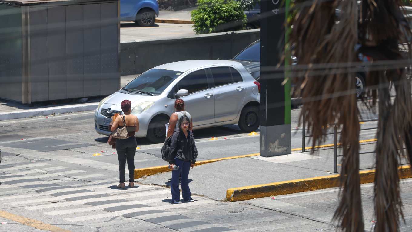 AME7670. CIUDAD DE GUATEMALA (GUATEMALA), 29/04/2026.- Personas caminan por una avenida durante el Día sin Sombra este miércoles, en Ciudad de Guatemala (Guatemala). Este fenómeno ocurre cuando el Sol está en posición cenital, por lo que la luz cae perpendicularmente y las sombras de los objetos verticales desaparecen o casi no se perciben. EFE/ Mariano Macz