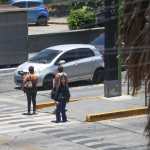 AME7670. CIUDAD DE GUATEMALA (GUATEMALA), 29/04/2026.- Personas caminan por una avenida durante el Día sin Sombra este miércoles, en Ciudad de Guatemala (Guatemala). Este fenómeno ocurre cuando el Sol está en posición cenital, por lo que la luz cae perpendicularmente y las sombras de los objetos verticales desaparecen o casi no se perciben. EFE/ Mariano Macz