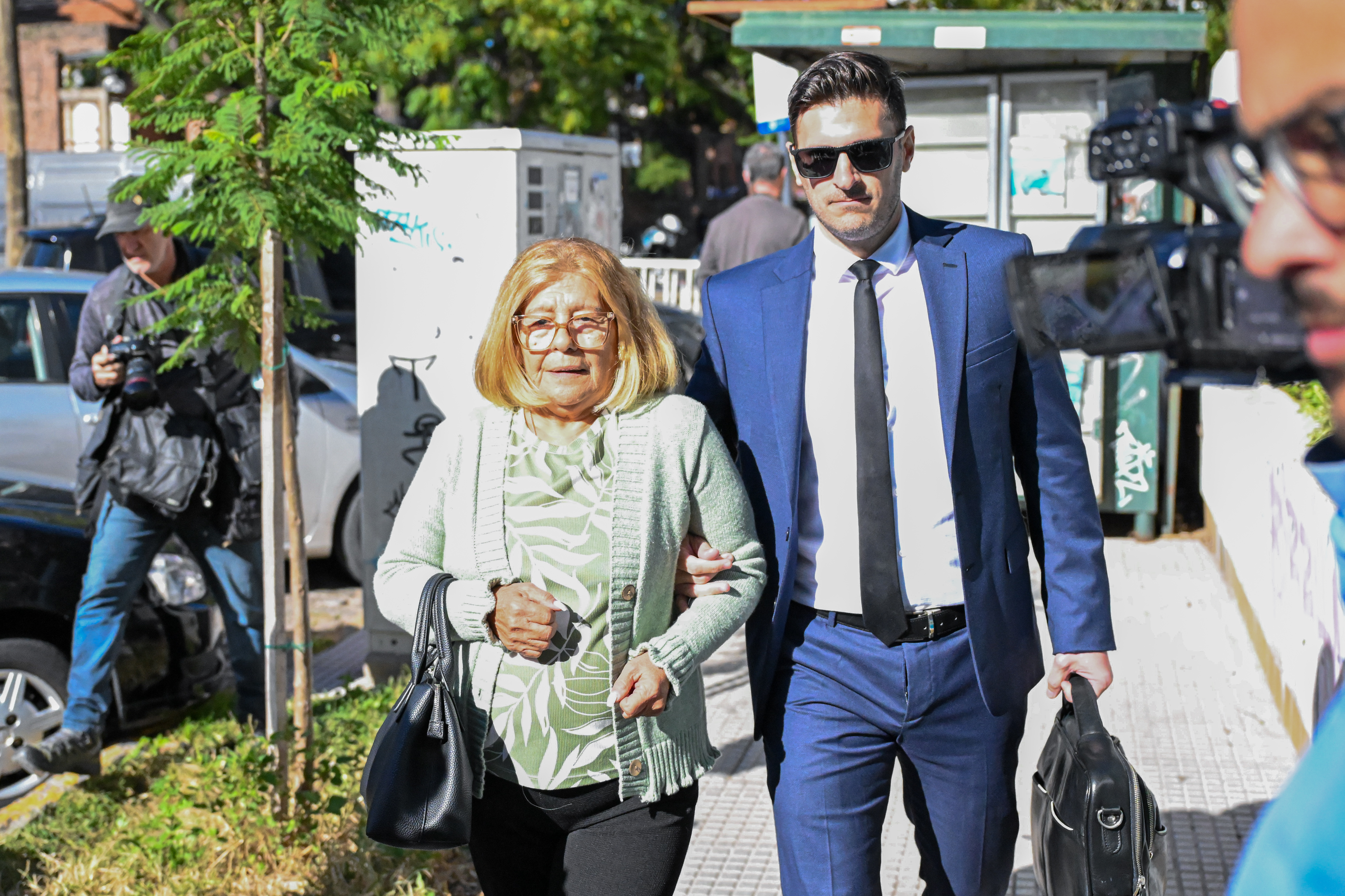 ARCHIVO AME5027. BOGOTÁ (COLOMBIA), 28/04/2026.- Fotografía de archivo del 3 de abril de 2025 donde se muestra a la hermana de Diego Maradona, Rita Maradona, llegando al Tribunal de San Isidro para declarar en el juicio que investiga la muerte del ídolo del fútbol en Buenos Aires (Argentina). La Justicia argentina ordenó este martes la elevación a juicio contra el último abogado y apoderado de Diego Armando Maradona, Matías Morla, y contra sus hermanas Rita Mabel y Claudia Norma Maradona, entre otros, acusados de haber defraudado a los herederos legítimos del exfutbolista en el usufructo de las marcas comerciales del 'Diez'. EFE/ STR / ARCHIVO