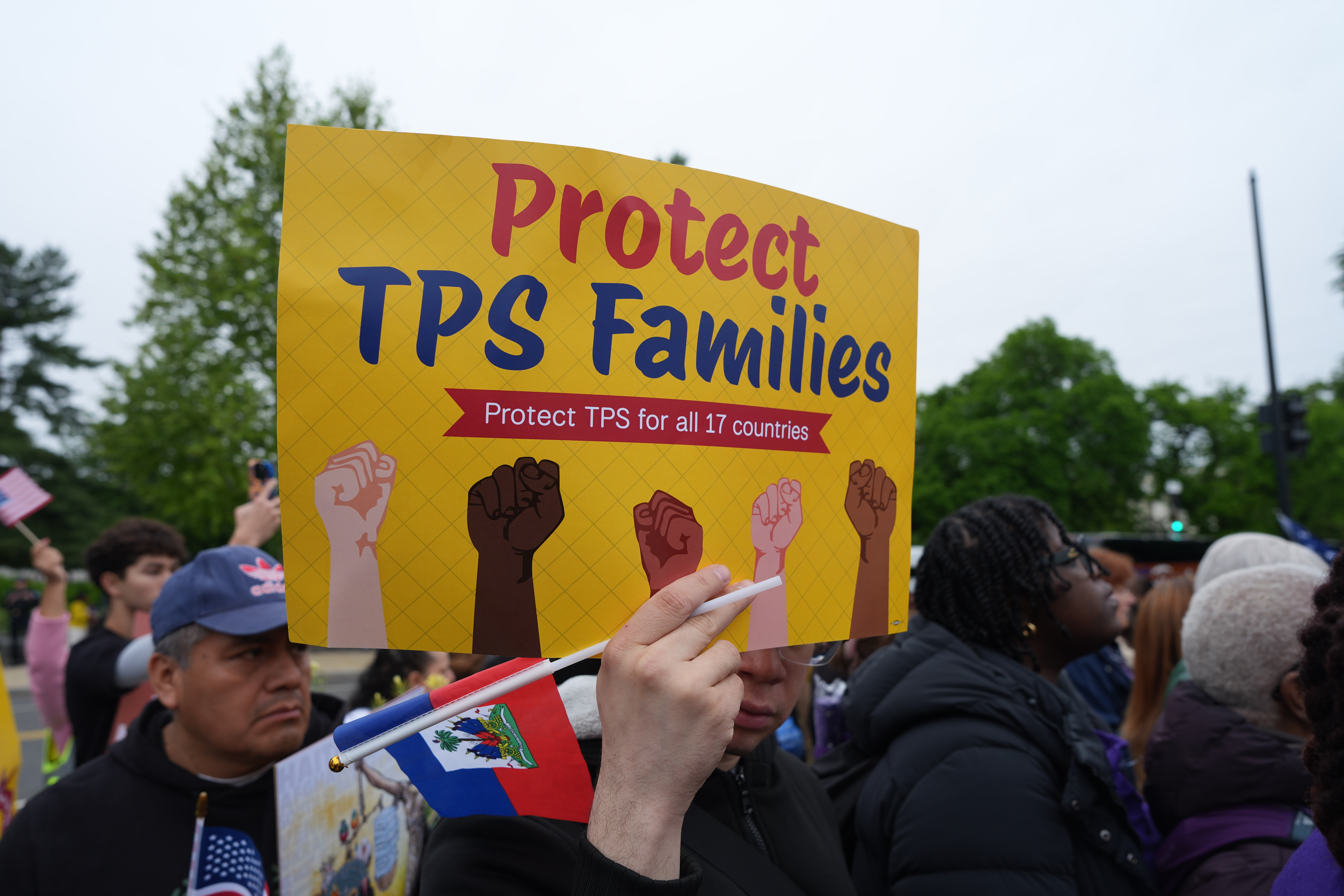 Una persona sostiene un cartel durante una manifestación, frente al Tribunal Supremo en Washington. (Foto Prensa Libre: EFE/ Octavio Guzmán / Archivo). 