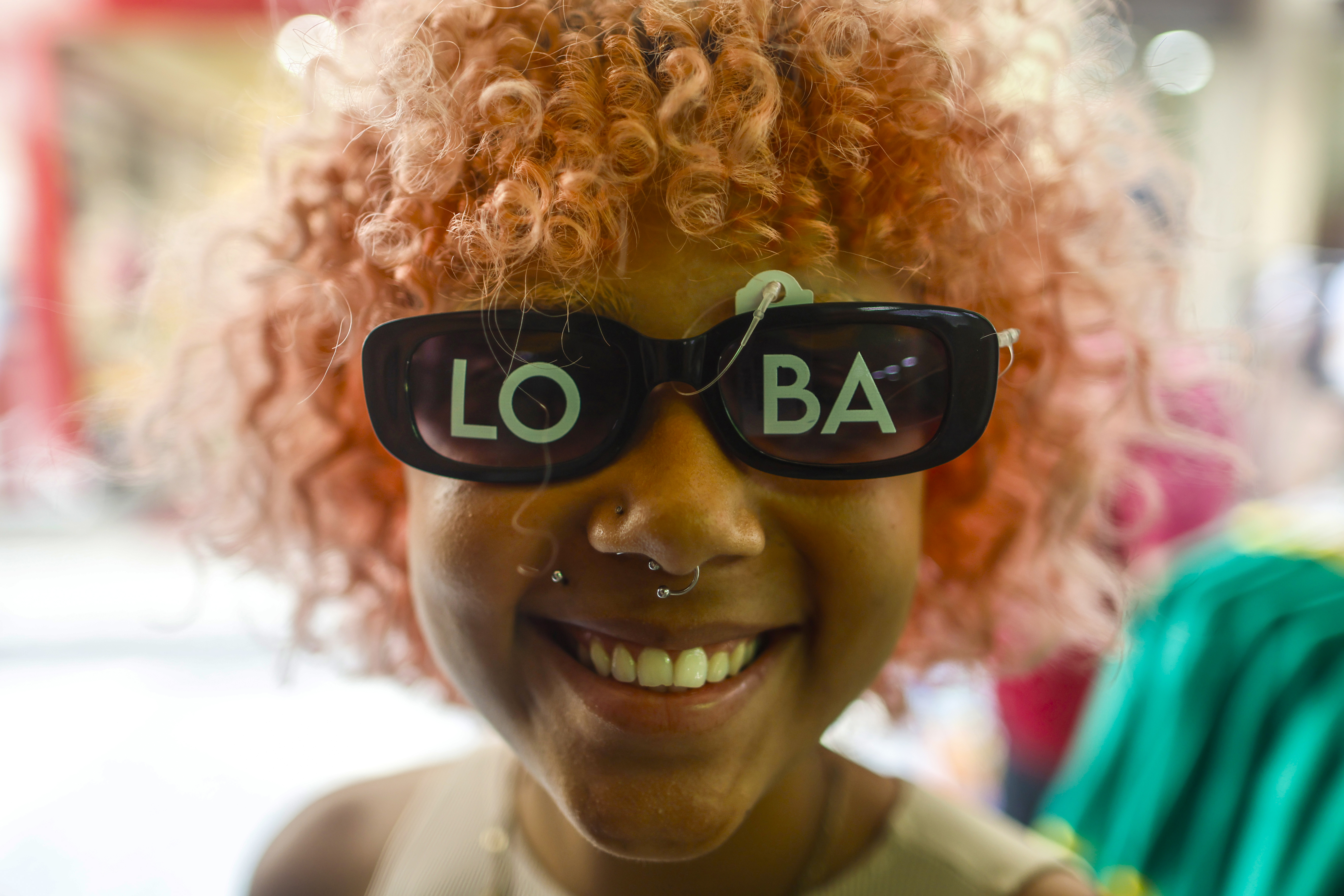 Una mujer viste gafas alusivas a la cantante colombiana Shakira este miércoles, en Río de Janeiro (Brasil). El concierto gratuito que ofrecerá Shakira el próximo sábado 2 de mayo en la playa de Copacabana ha impulsado las ventas en Río de Janeiro con prendas y artículos inspirados en ella y en su estilo. (Foto Prensa Libre: EFE)
